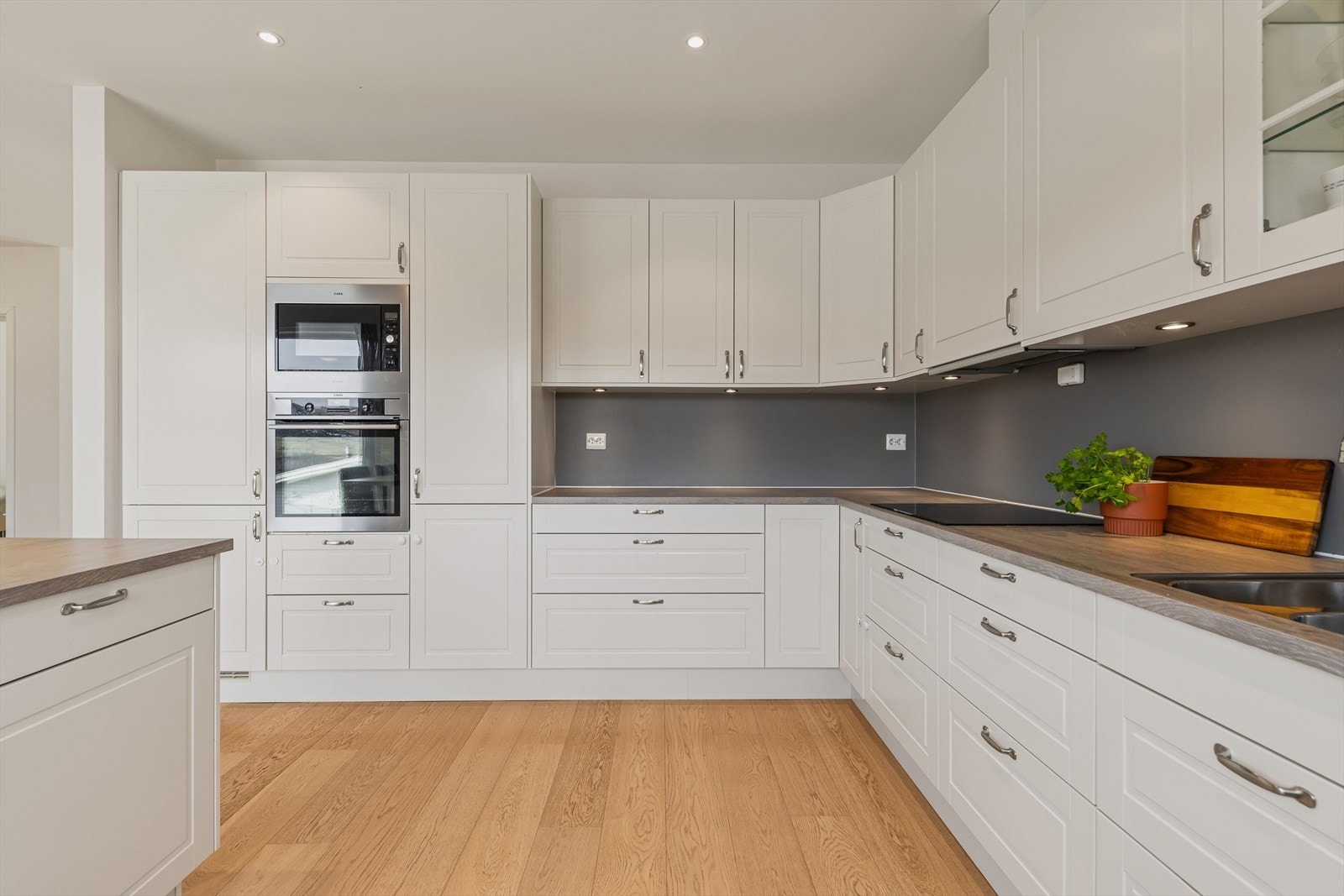 Et stort og godt kjøkken hvor man har rikelig med lagringsplass i skap og skuffer, samt svært gode arbeidsflater på en kjøkkenøy som også fungerer som en romdeler. Galleribilde