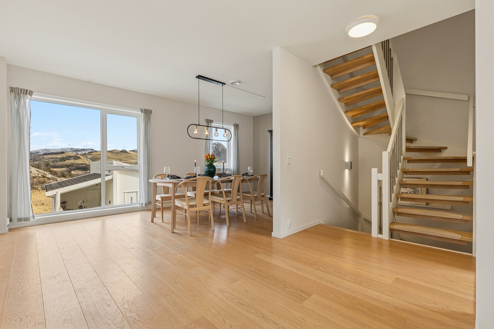 Boligen er utstyrt med luft-vann varmepumpe med konvektor i første og andre etasje, samt vannbåren gulvvarme på begge bad og vaskerom. Galleribilde