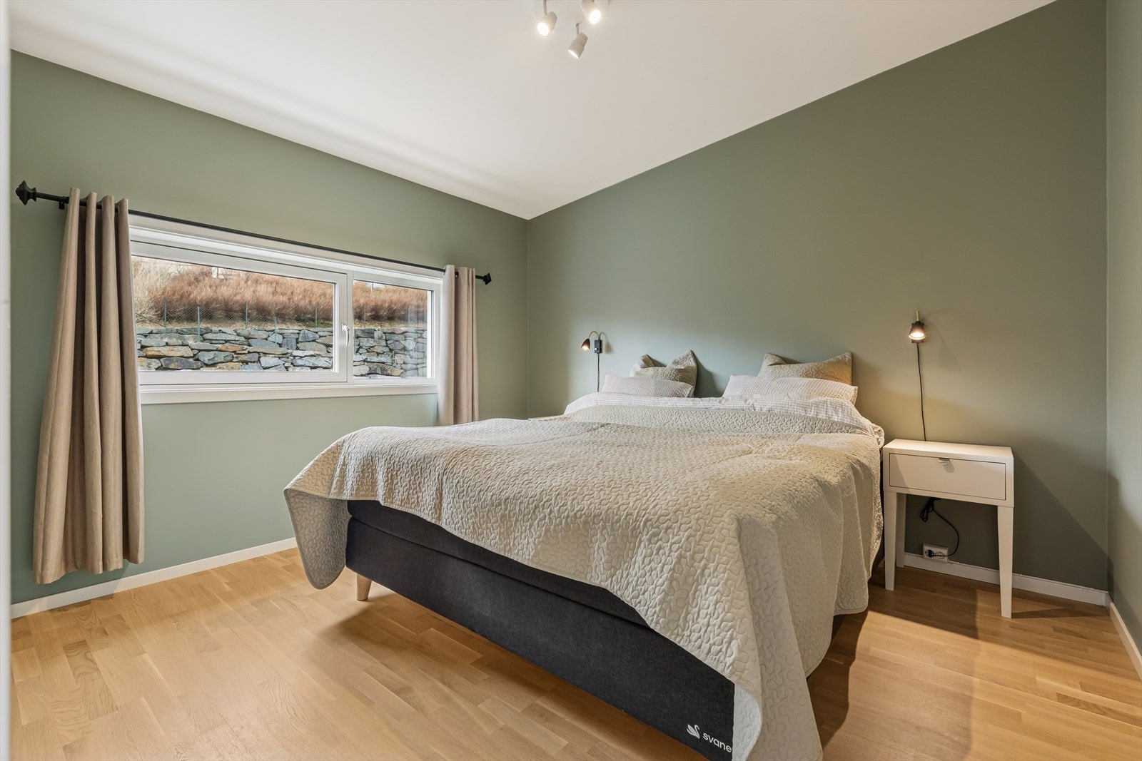 Hovedsoverommet er stort og har god plass til både dobbeltseng og tilhørende møblement. Soverommet har også tilhørende walk-in garderobe og videre gjennomgang til privat bad. Galleribilde