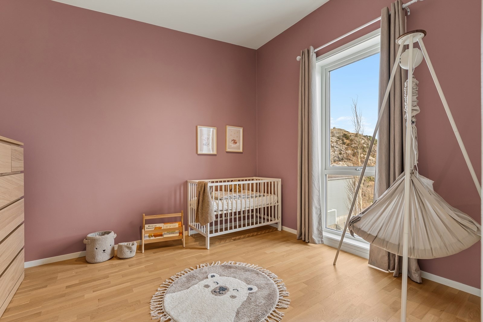 Soverom 3 er også av god størrelse og malt i en herlig rosa tone. Galleribilde