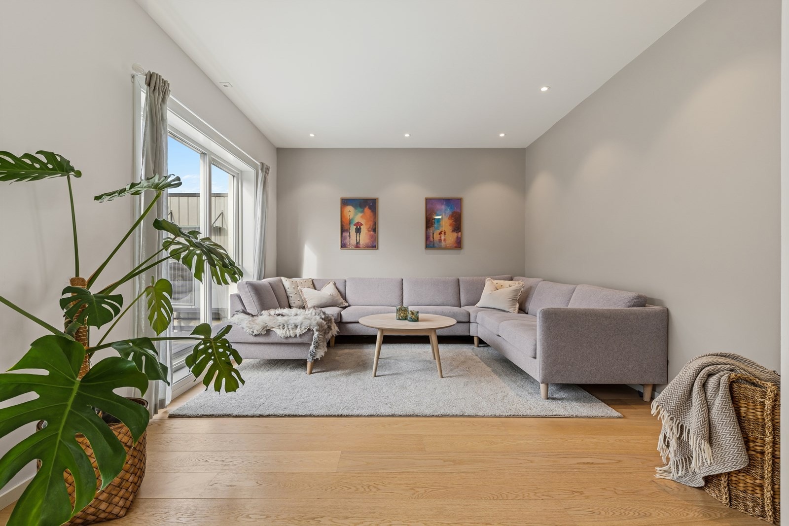 Gjennomgående er enstavs parkett på gulv og malte veggflater i tidsriktige farger med listefrie overganger mellom vegg og tak. Galleribilde