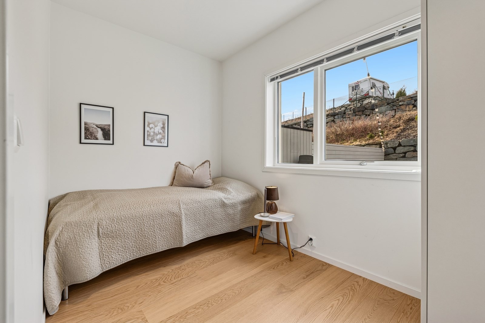 I første etasje finner man det ene av boligens totalt fem soverom. Rommet er utstyrt med garderobe og passer ypperlig som barnerom, gjesterom, kontor eller lignende. Galleribilde