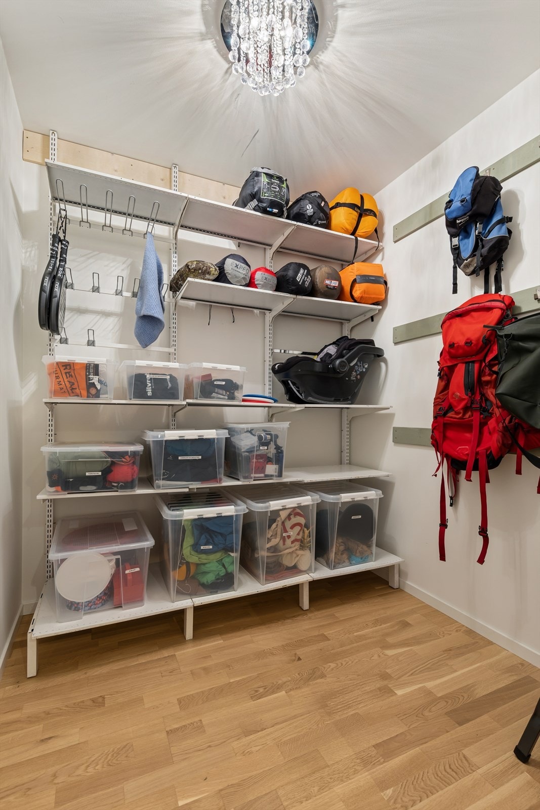 Romslig bod i bakkant av vaskerommet som gir god lagringsplass. Boligen har også en utvendig bod i bakkant av carporten. Galleribilde