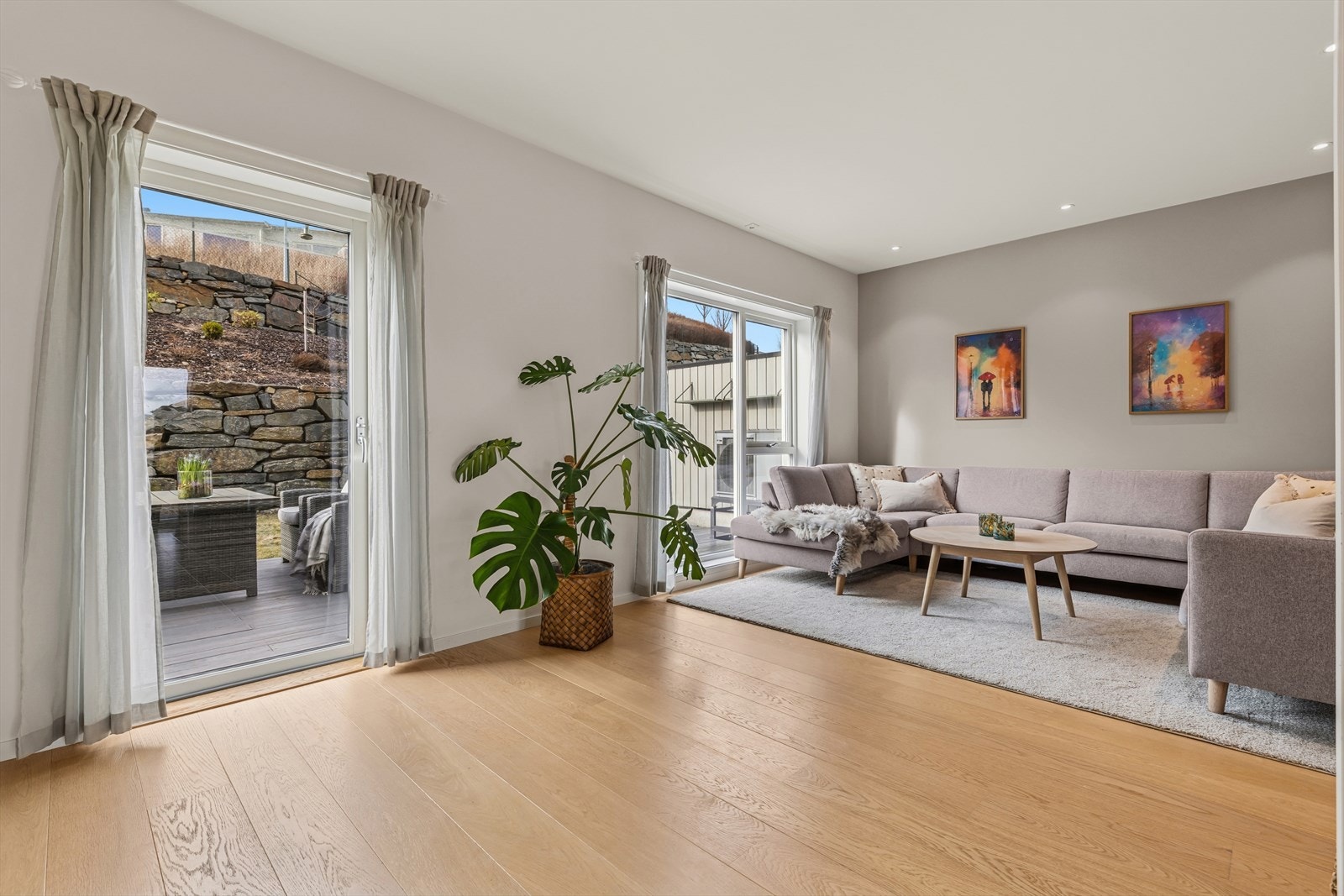 Fra stuen har man utgang til uteområdet. Galleribilde