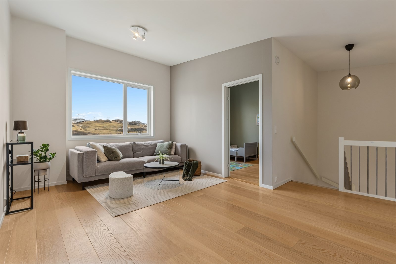 I andre etasje har man et kjekt, ekstra oppholdsrom som passer ypperlig som tv-stue, lekerom eller bare et sted man kan trekke seg tilbake. Galleribilde