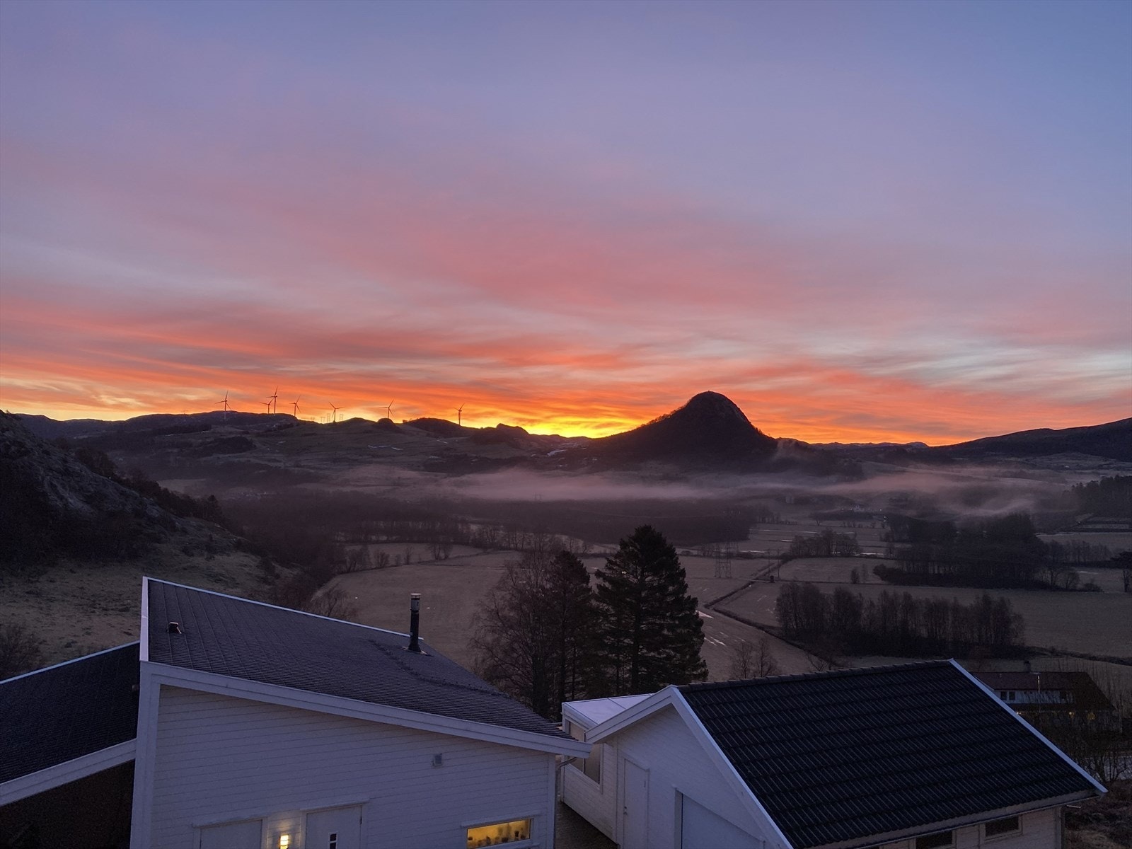 Fra stuen kan man nyte nydelig soloppgang med utsikt over det populære turmålet Sygno. Selgers private bilde. Galleribilde
