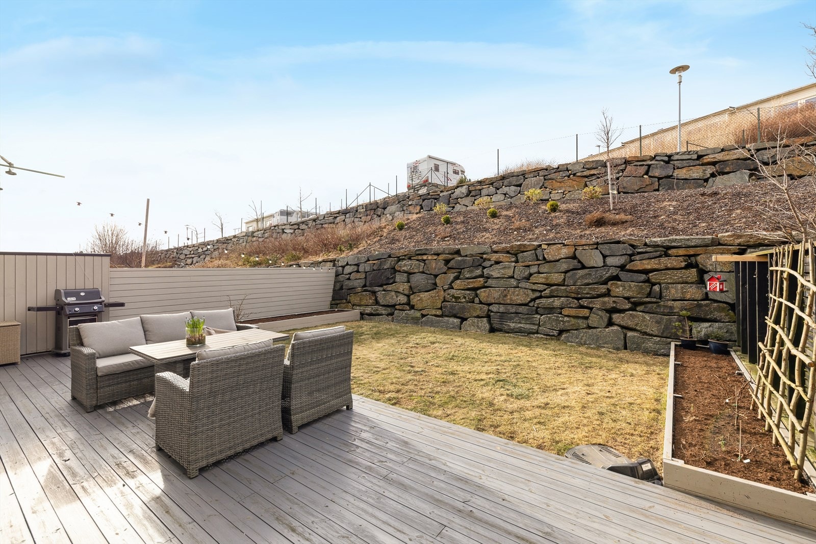 Her har man god plass til å møblere med både sittegruppe og grill. Et kjekt uteområde hvor både store og små vil trives! Galleribilde