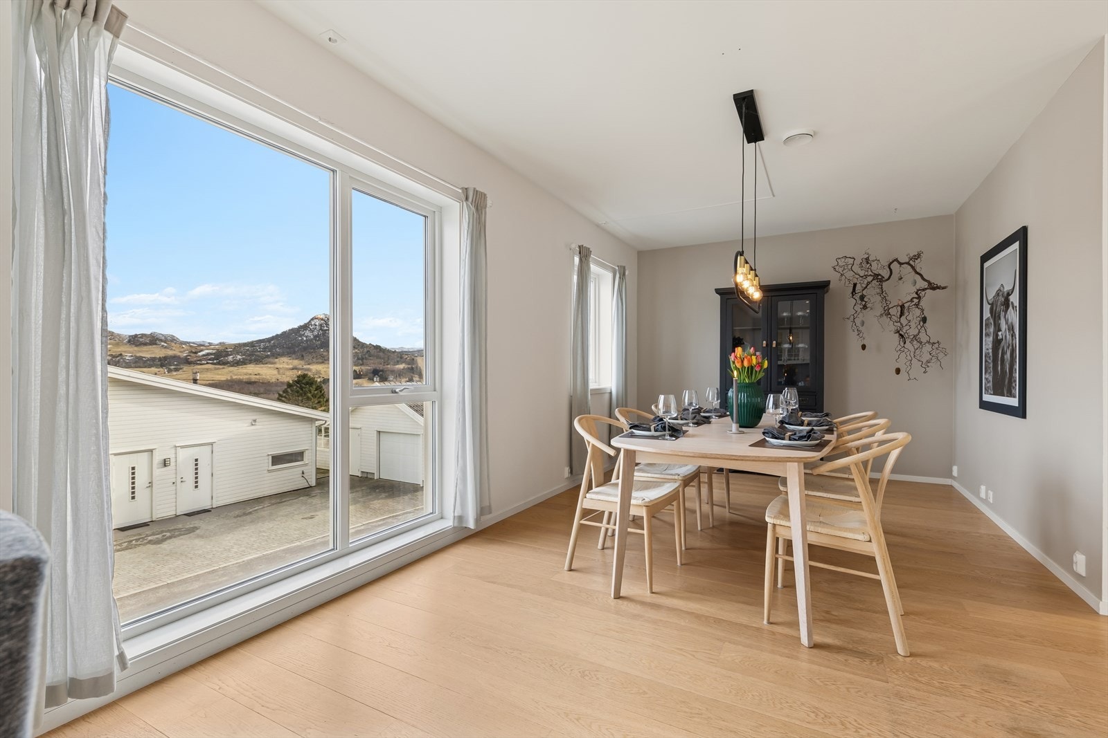 Her har man god plass til å dekke langbord. Store vindusflater på begge sider av boligen gir rikelig med naturlig lys. Galleribilde