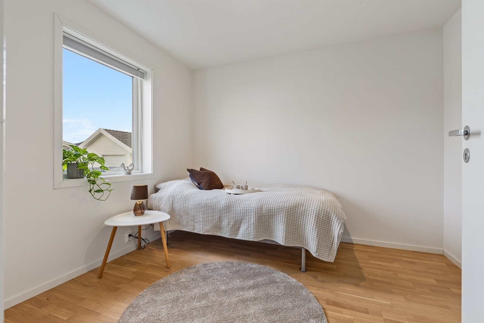 Soverom 5 ligger i underetasjen og har god plass til både dobbeltseng og garderobe. Galleribilde