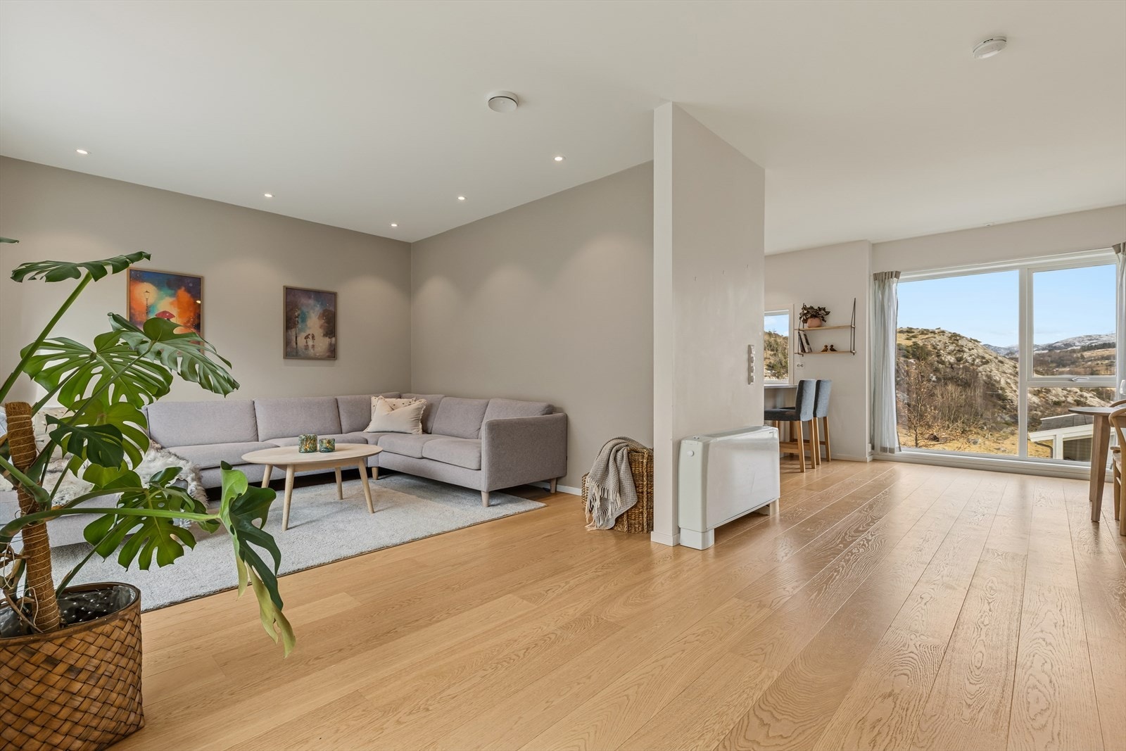 I første etasje finner man boligens sosiale sone med stue og kjøkken i åpen løsning. Et lyst og innbydende rom med store vindusflater som sørger for rikelig med lysinnslipp, samtidig som de bidrar til en god romfølelse. Galleribilde