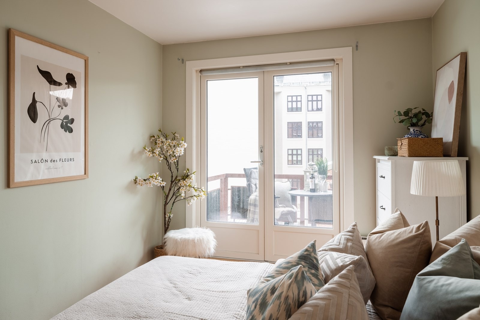 Fra soverommet er det direkte adkomst til solrik balkong. Galleribilde