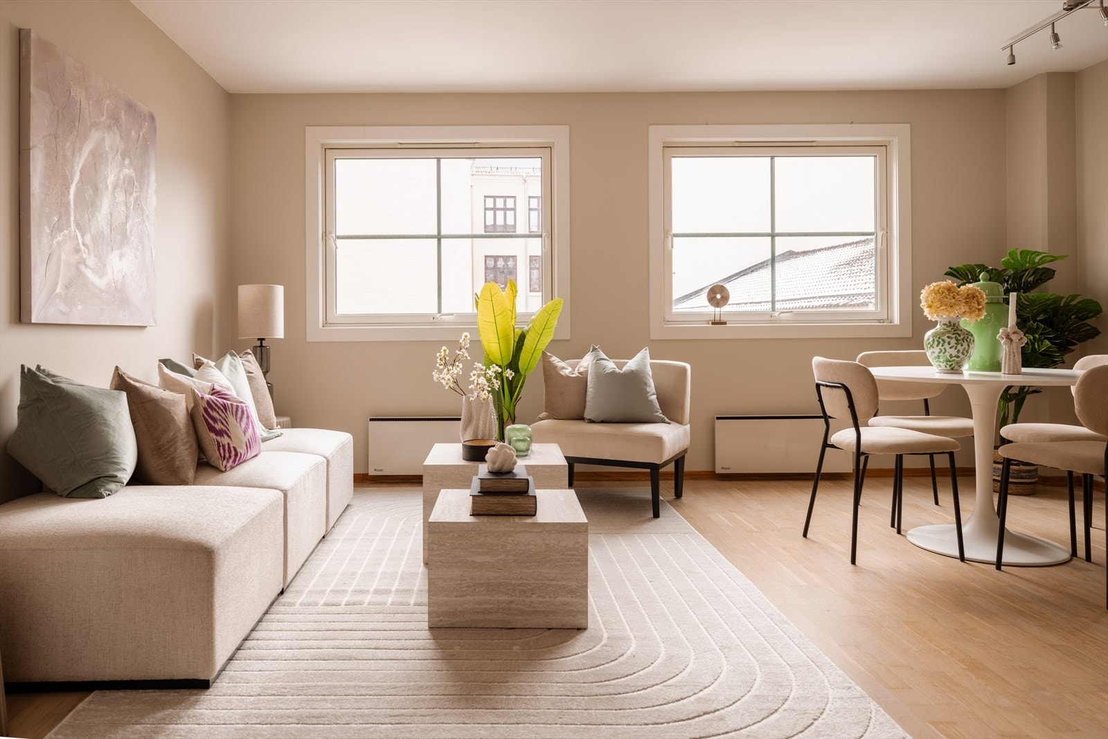 Herlig lysinnslipp fra de store vindusflatene i stuen. Galleribilde