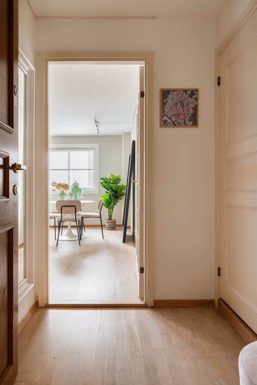 Du ønskes velkommen i en praktisk entré. Galleribilde