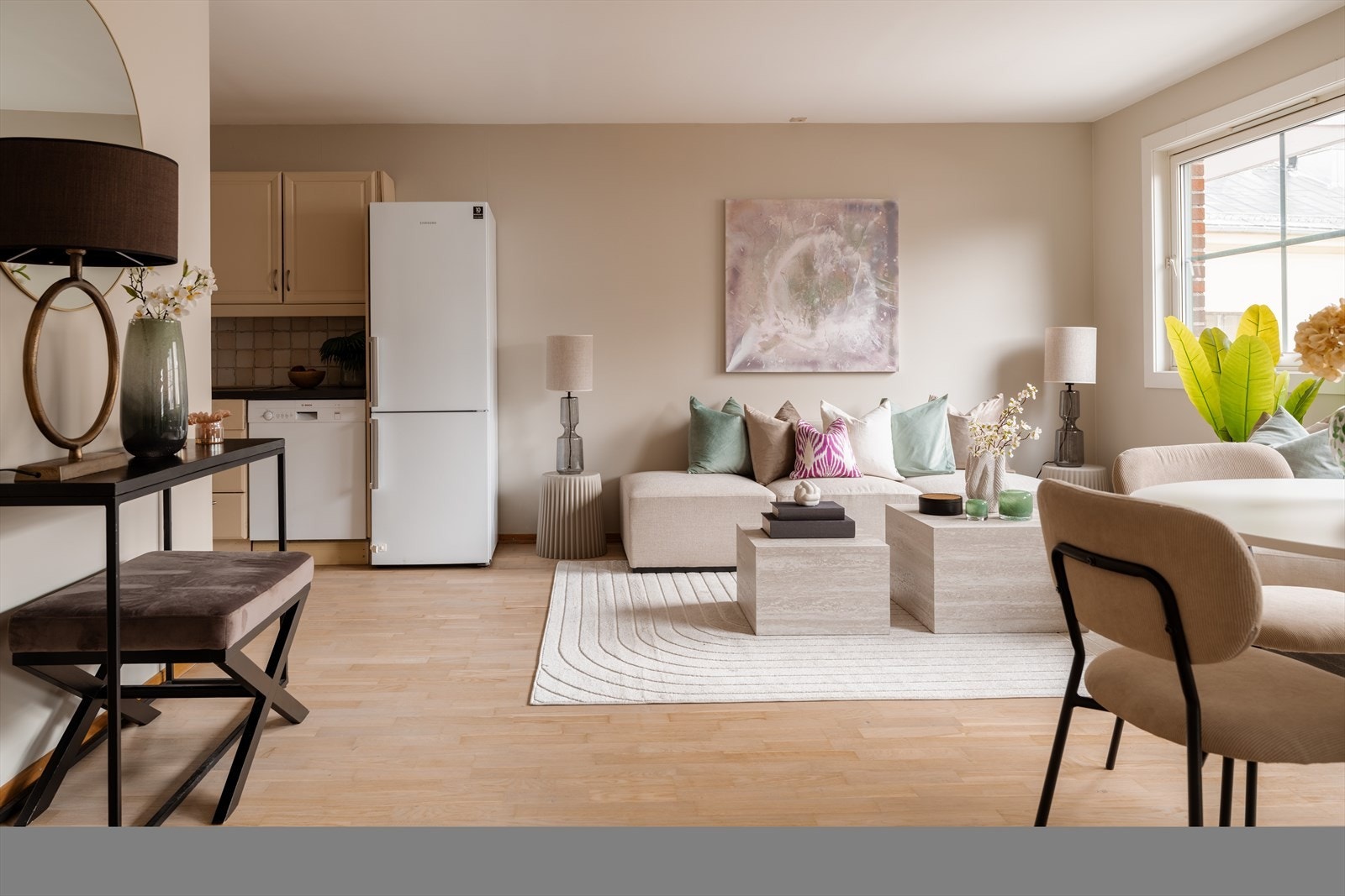 Romslig stue med naturlig soneinndeling. Galleribilde