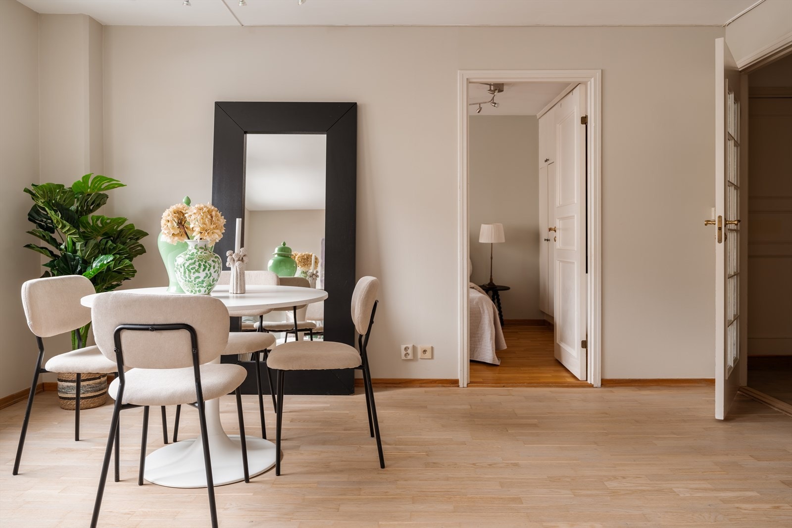 Fra stuen er det enkel adkomst til soverom on entré. Galleribilde