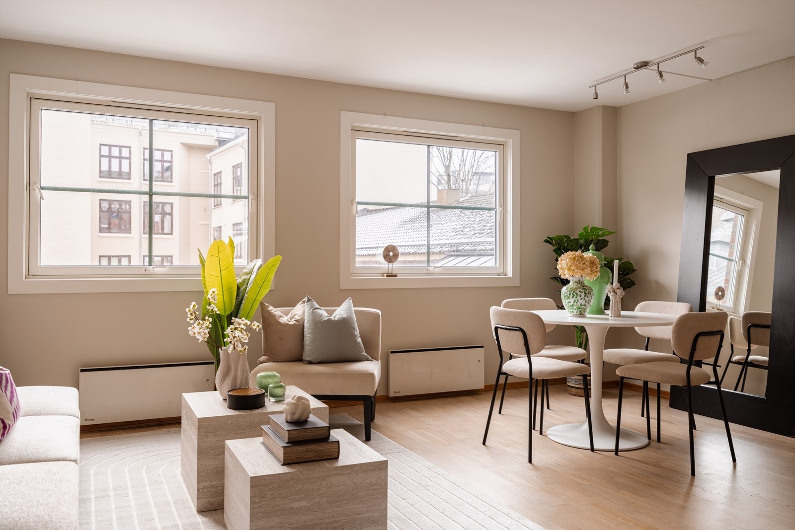 Boligen vender i sin helhet inn mot rolig bakgård - uten gjenboere. Galleribilde