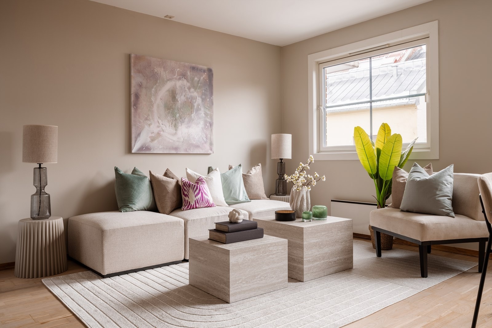 Stuen er nymalt i 2026 i lekre duse toner. Galleribilde