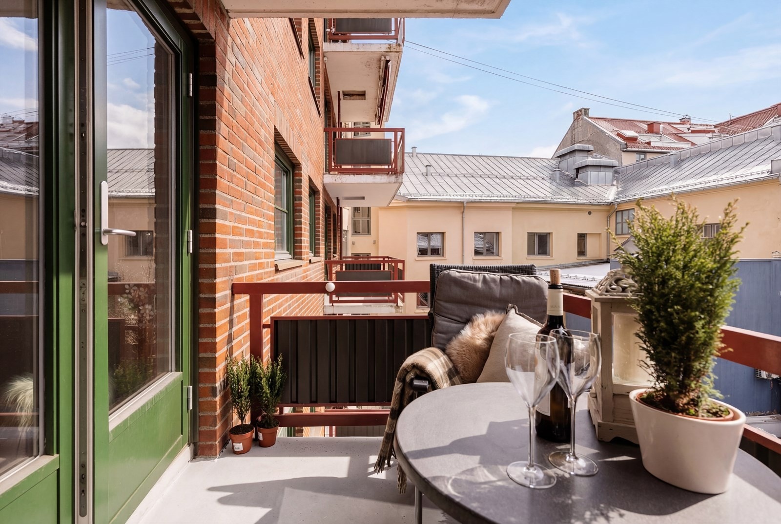 Balkongen vender mot vest og har svært gode solforhold på sommerstid. Galleribilde