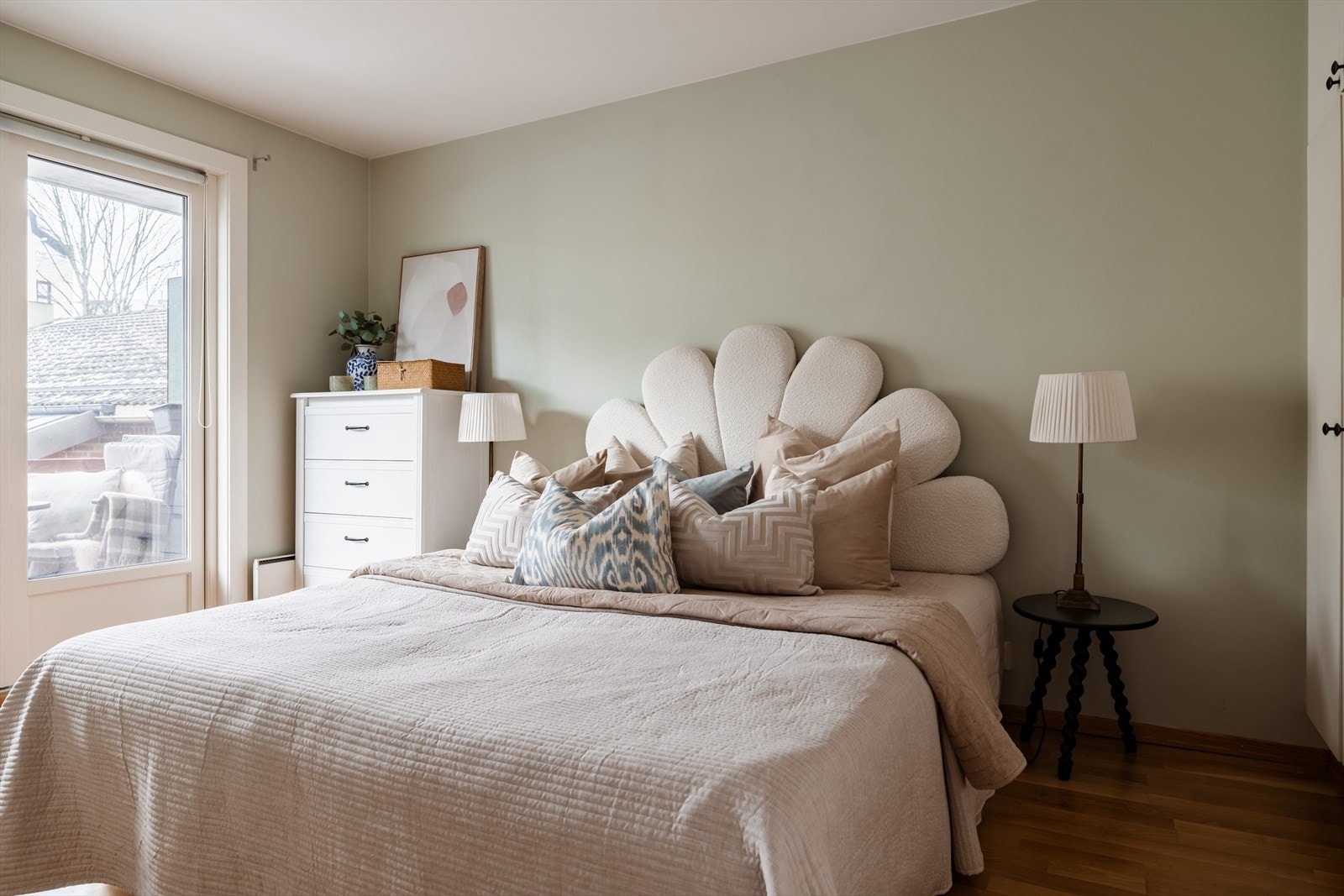 Soverom av generøs størrelse med plass til dobbeltseng, nattbord og garderobeløsning. Galleribilde