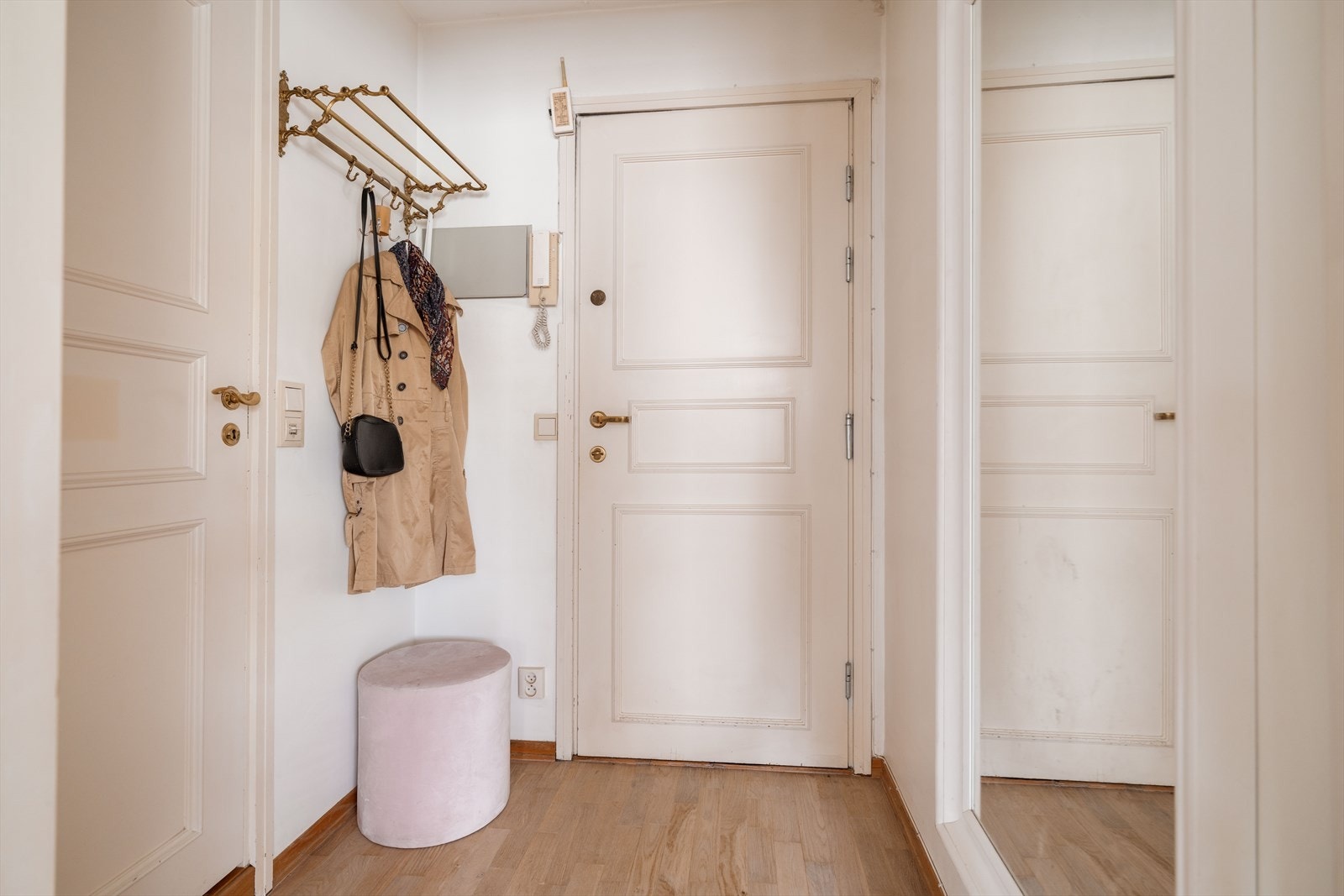 Lys og romslig entré med plass til oppheng av yttertøy. Galleribilde