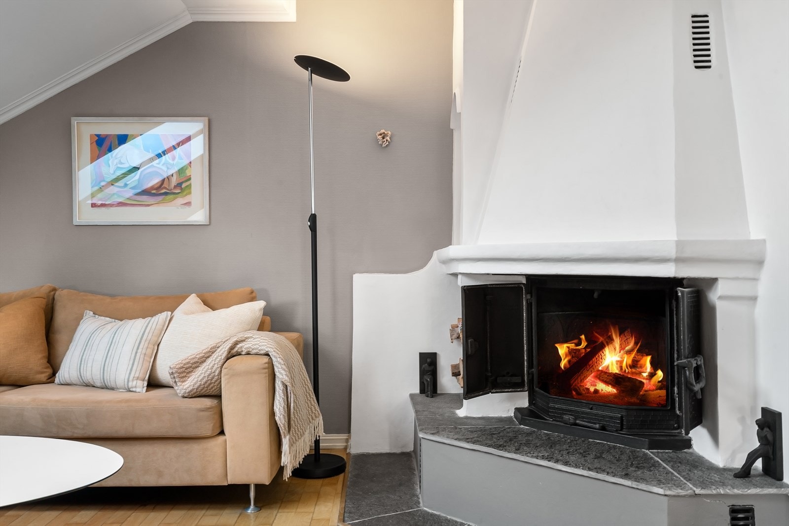 Peis med fotomontert flamme. Galleribilde