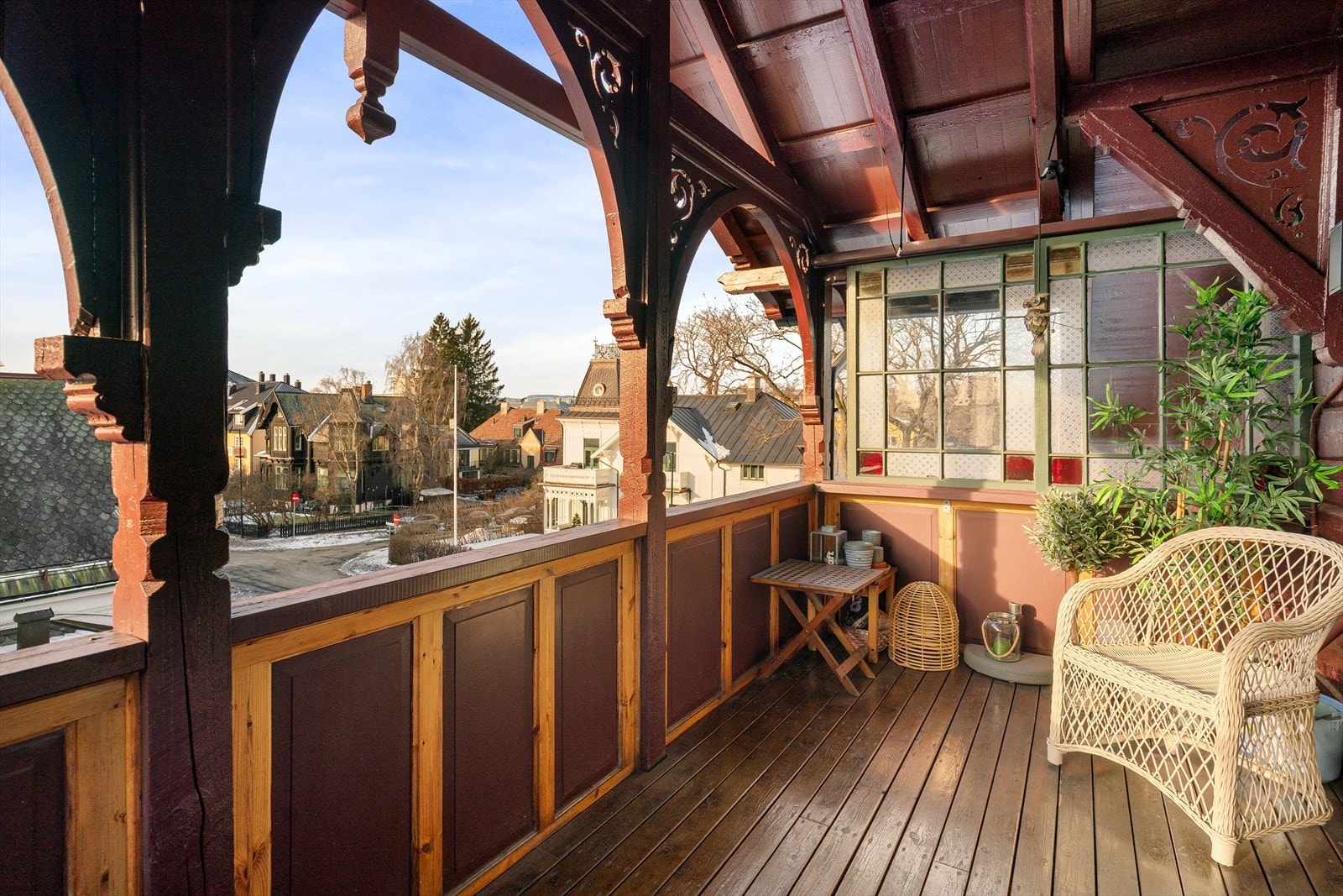 Overbygget solrik stor balkong med utsyn over området Galleribilde