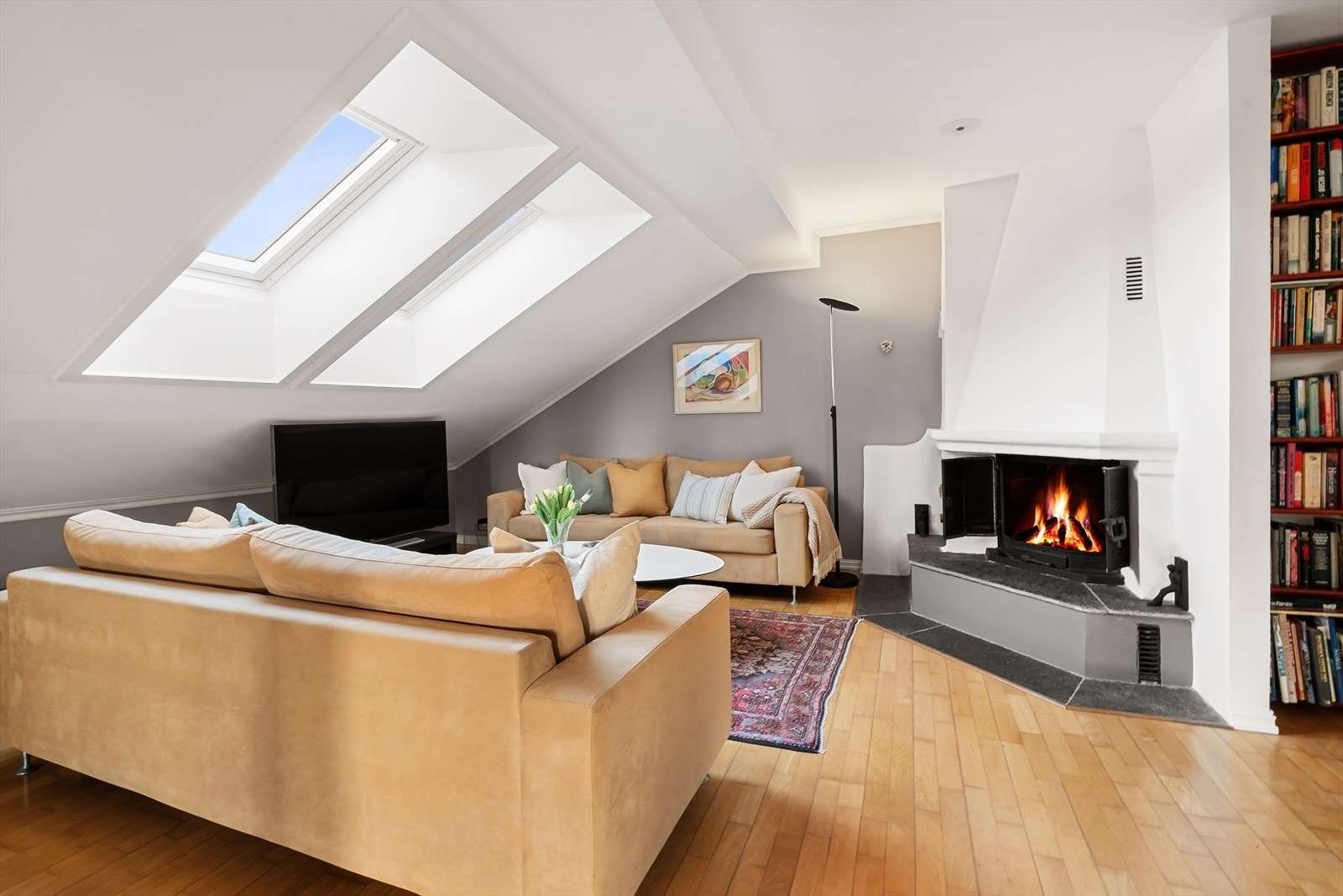 Hyggelig lys og fin stue med peis. Galleribilde