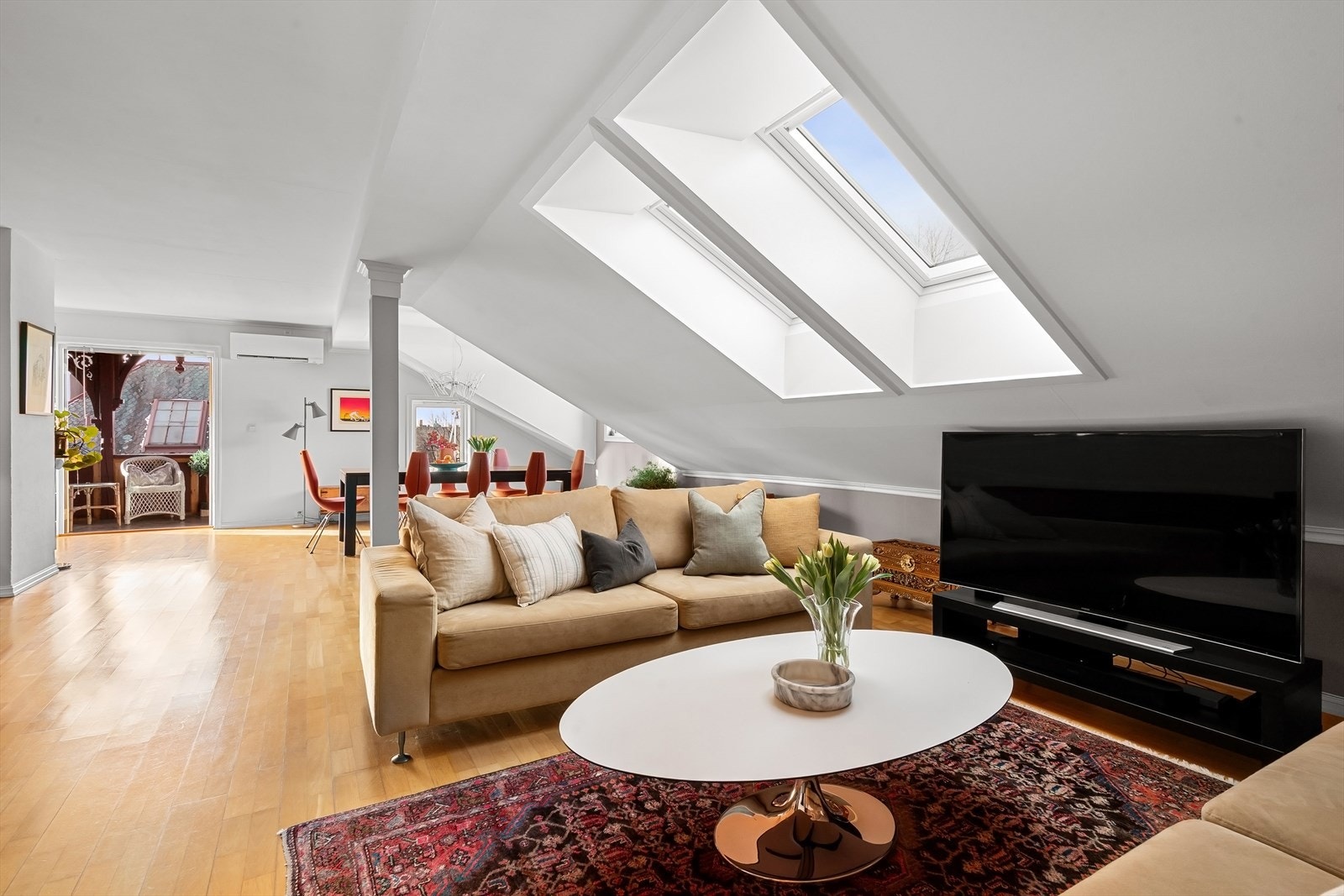 Stuen/spisestuen med utg. balkongen Galleribilde