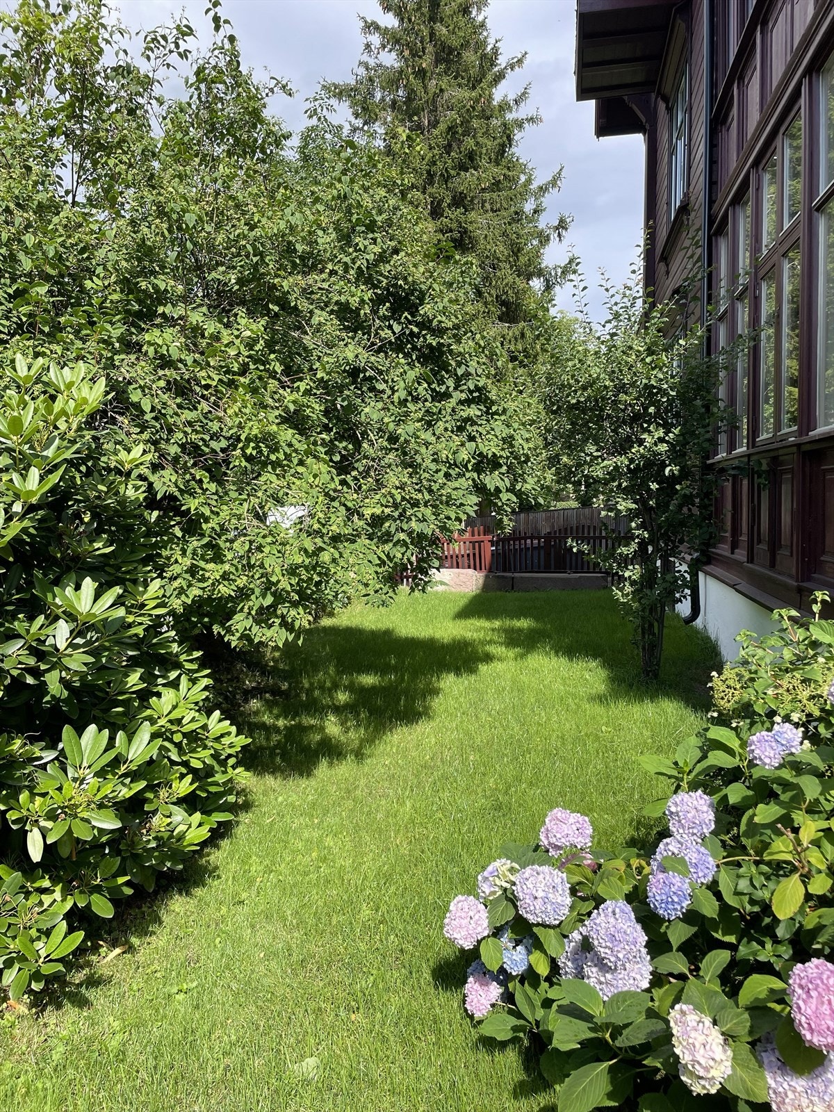 Særdeles flott, stille og rolig felles have. Galleribilde