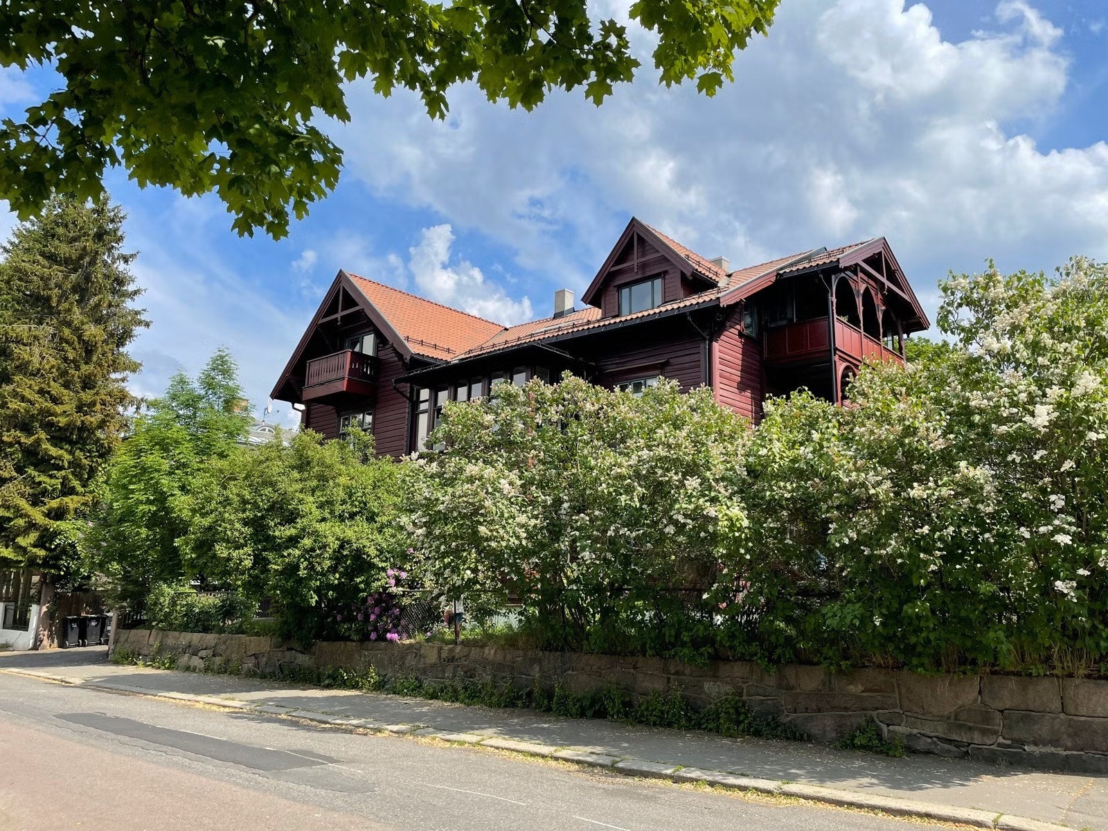 Toppleil. i 3.etg. i vakker sveitservilla i Nordraaks gate på Frogner på et lite høydedrag med 2 balkonger og idyllisk felles hage, nytt tak i 2023. 1 utv. p-plass. Galleribilde