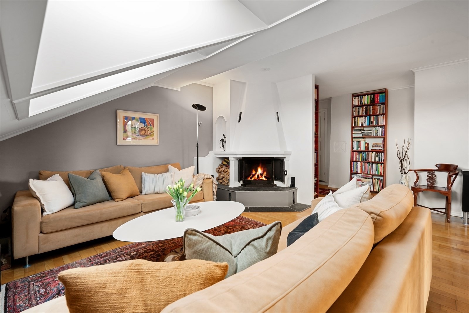 Leiligheten har en fin planløsning. Fotomontert flamme i peisen. Galleribilde