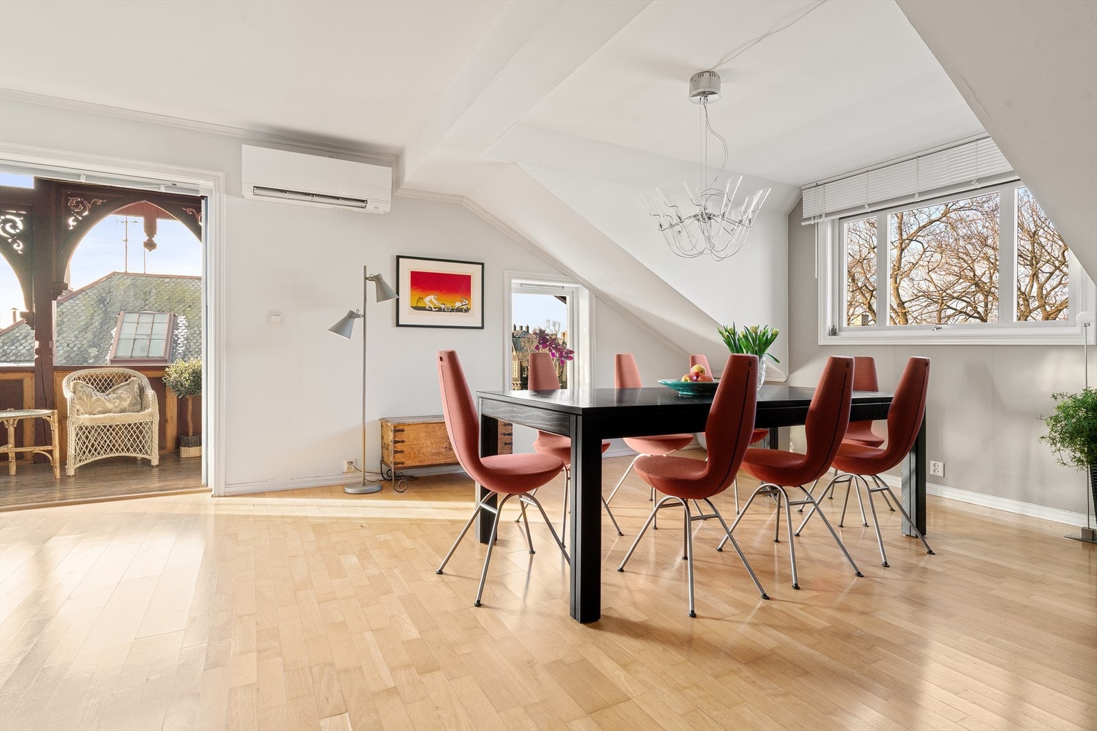 Flott stue/spisestue med utgang til den store balkongen. Utsikt mot Holmenkollen fra vinduet i spisesuten. Galleribilde