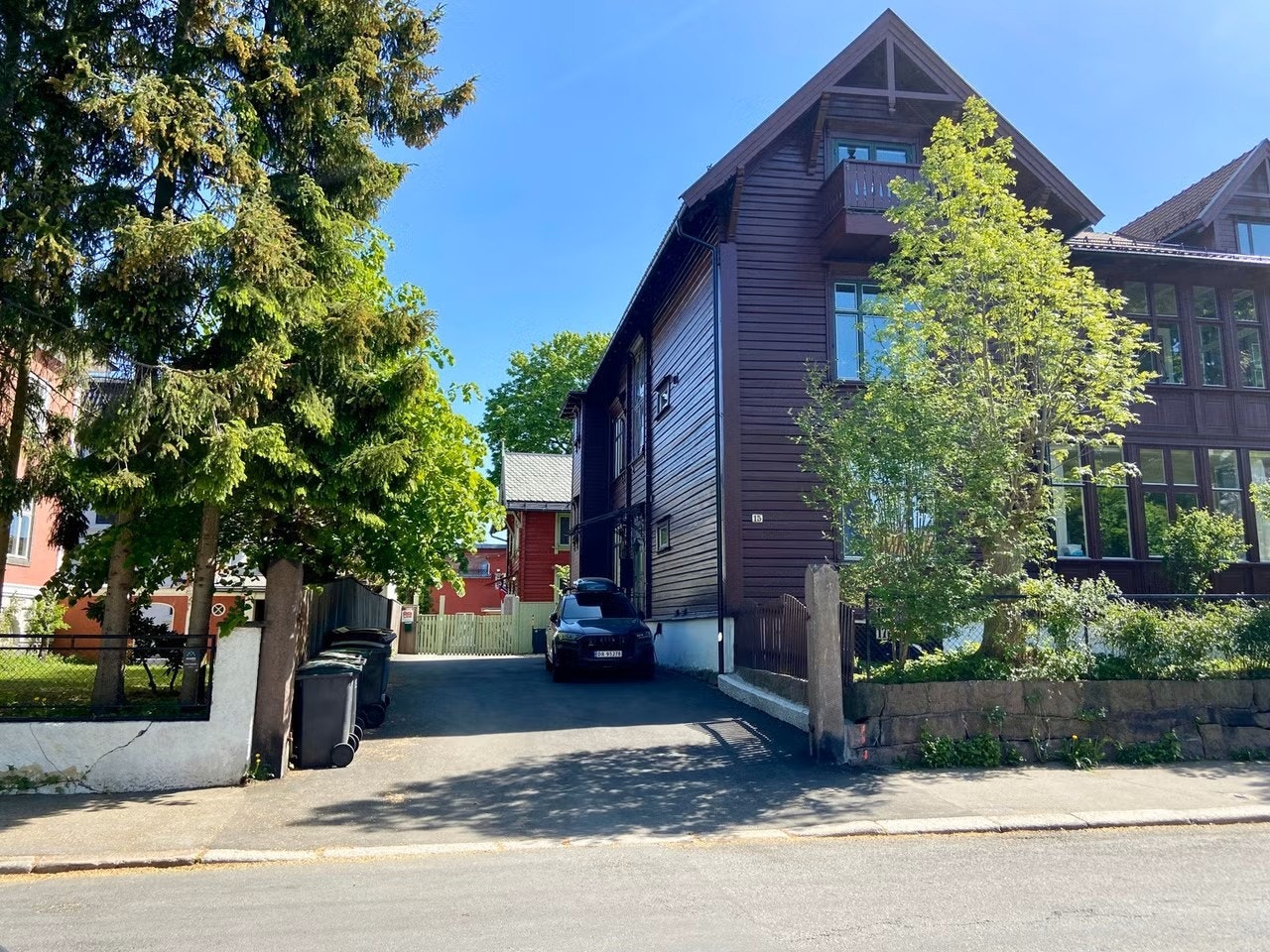 Flott inngangsparti, leiligheten disponerer en parkeringsplass på gårdsplassen utenfor hovedinngangen. Galleribilde