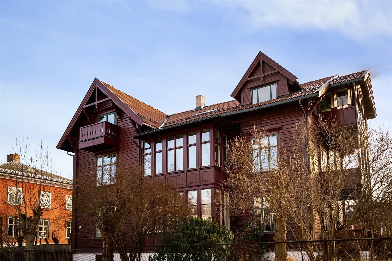 Nydelig sveitservilla på Frogner, tegnet av den kjente arkitekten Konopka - kun 3 leiligheter i sameiet. Innholdsrik leilighet med 3 soverom, 2 bad, 2 balkonger og 2 peiser. Felles hage. Galleribilde