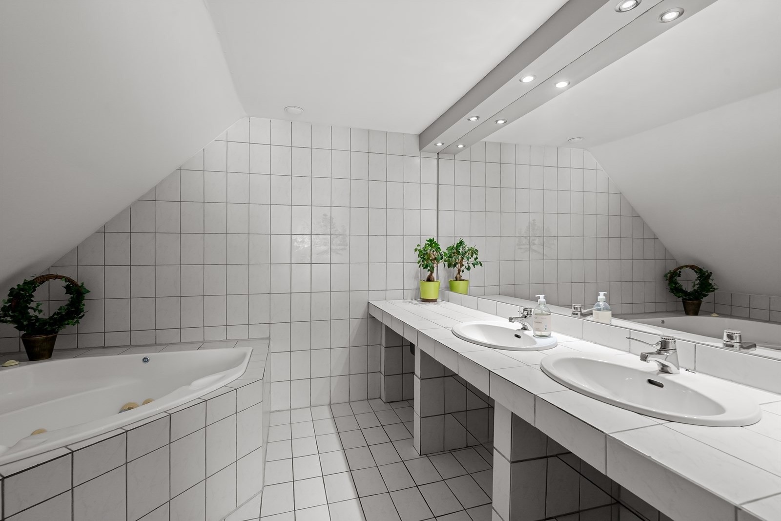 Fra hovedbadet med doble servanter, hjørnebadekar og wc Galleribilde