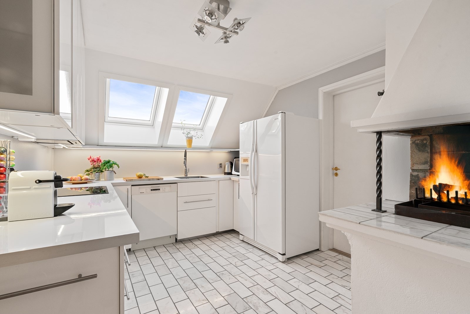 Praktisk og fint kjøkken, godt med skapplass og hyggelig peis. Galleribilde