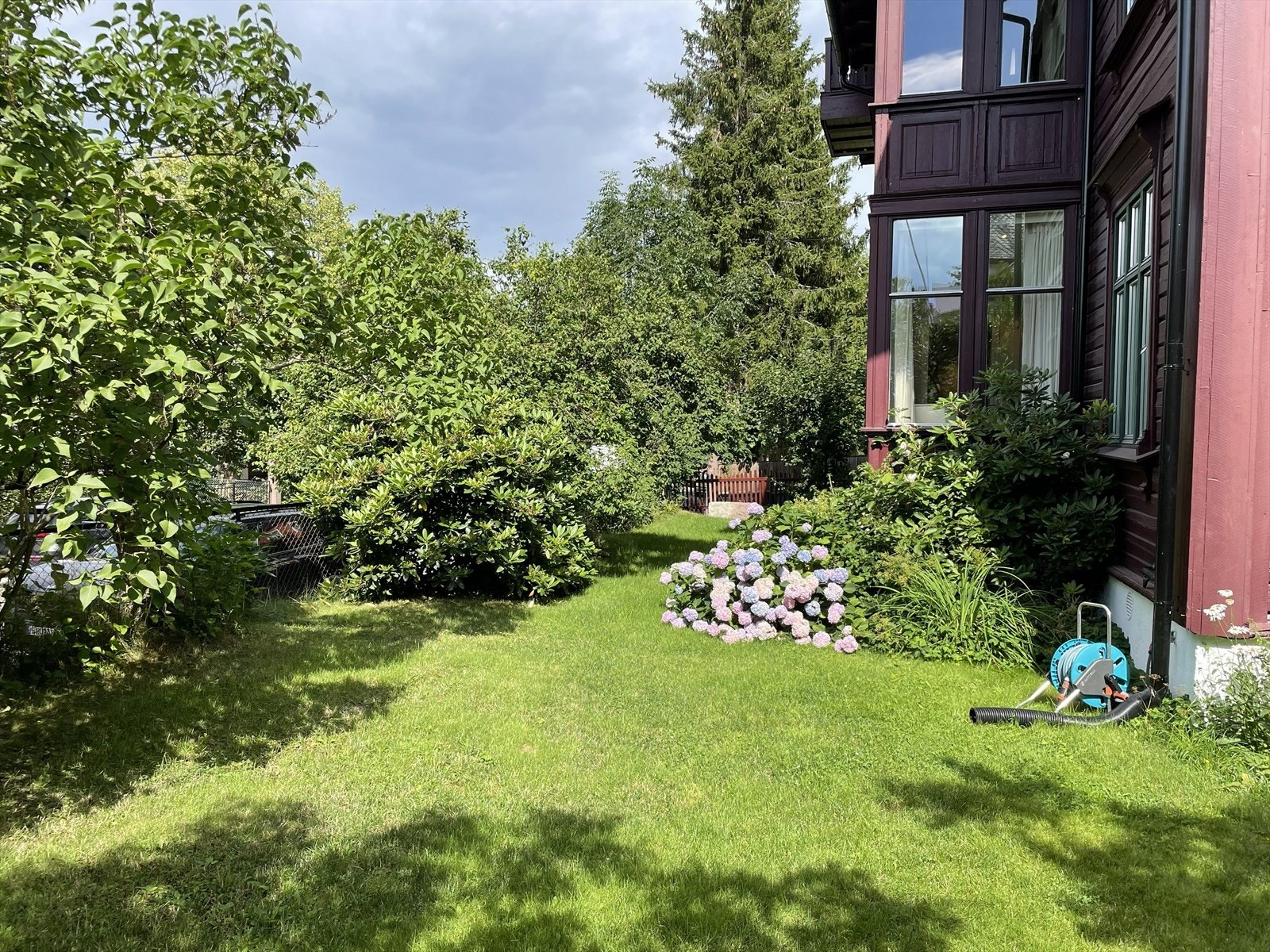 Stor flott solrik felles have midt i byen. Galleribilde