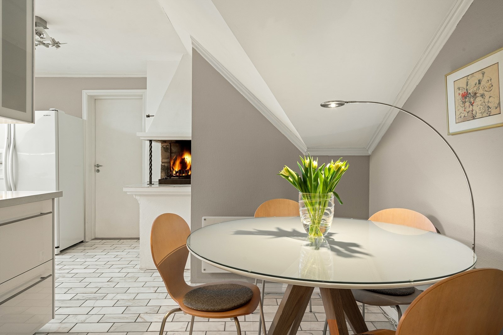 Kjøkken med spisegruppe og peis. Fotomontert flamme i peisen. Galleribilde