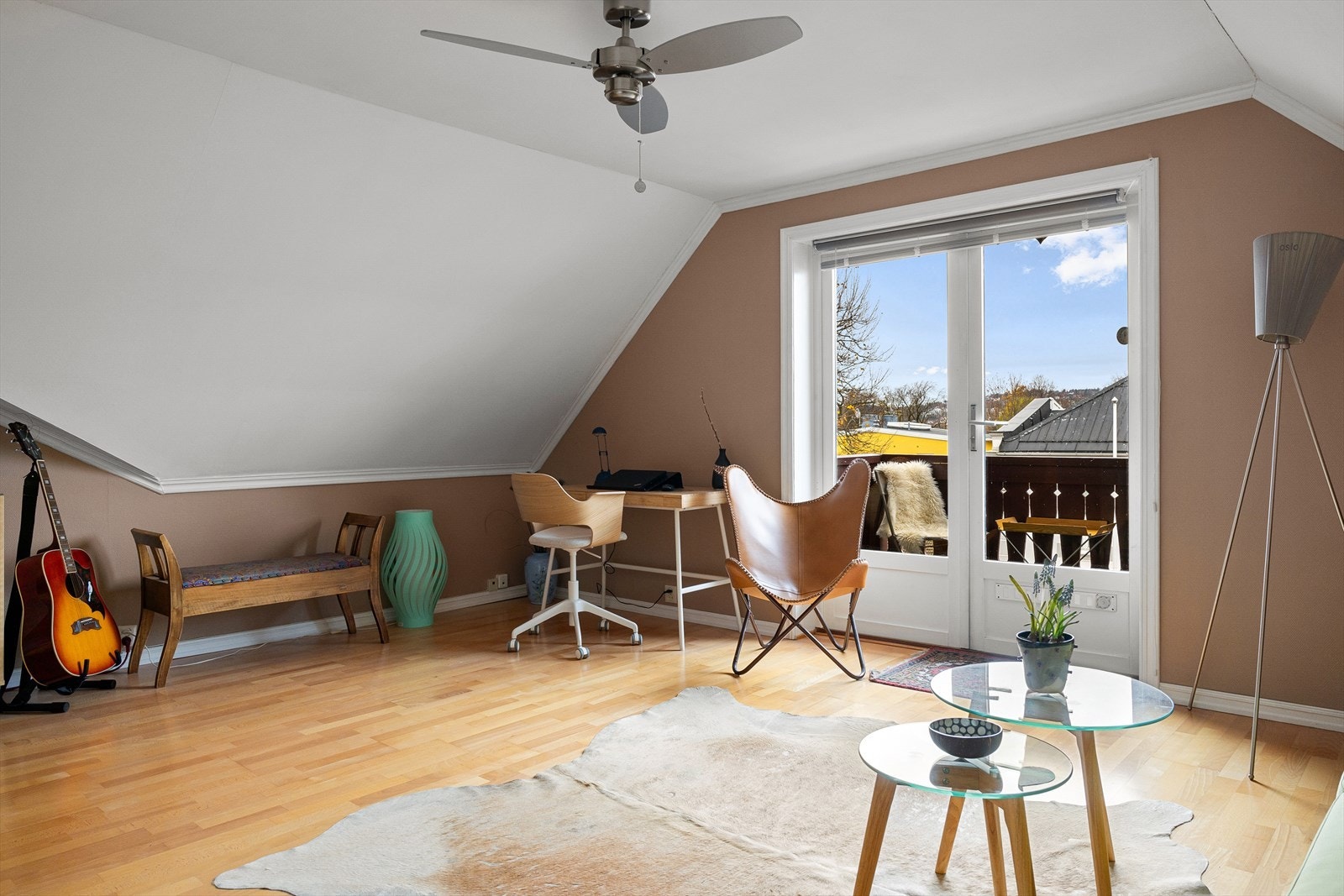 Soverom med direkte adkomst bad/WC samt utgang hyggelig balkong. Inngang fra gang/entre. Galleribilde