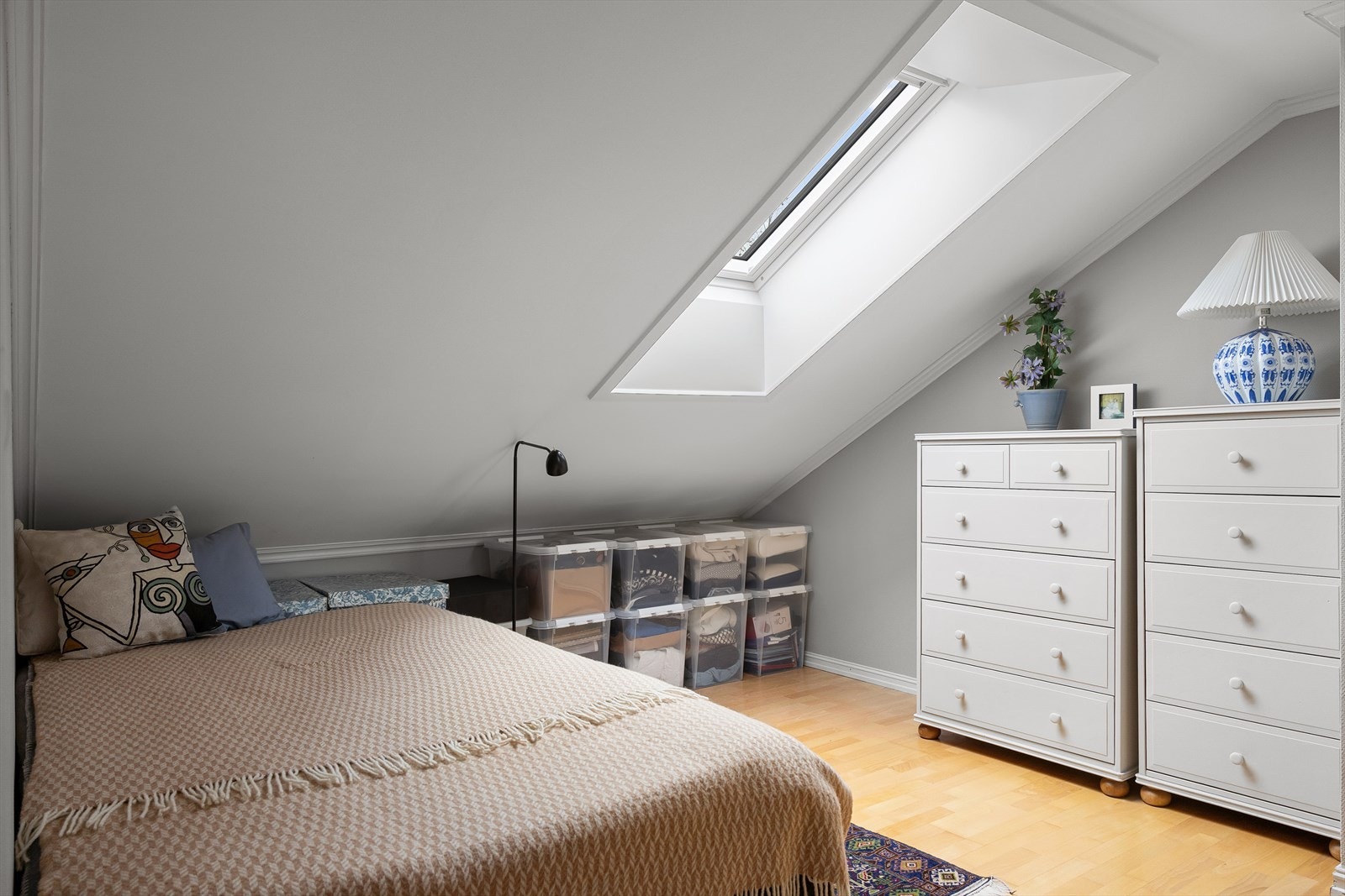 Lyst og fint soverom, inngang fra entre/gang. Galleribilde