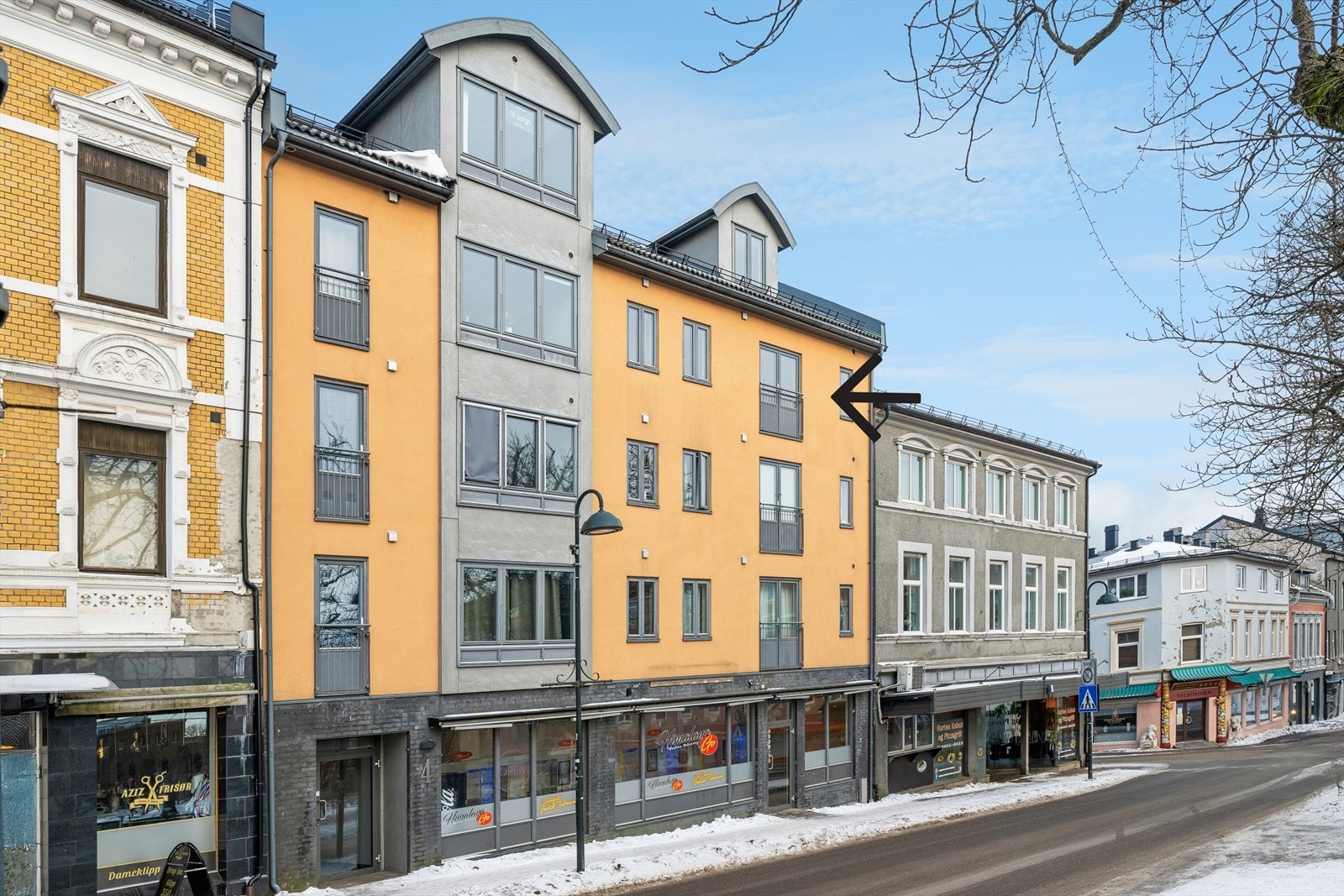 Fasade og inngangsparti fra Storgata - se pilen for beliggenheten til leiligheten. Galleribilde