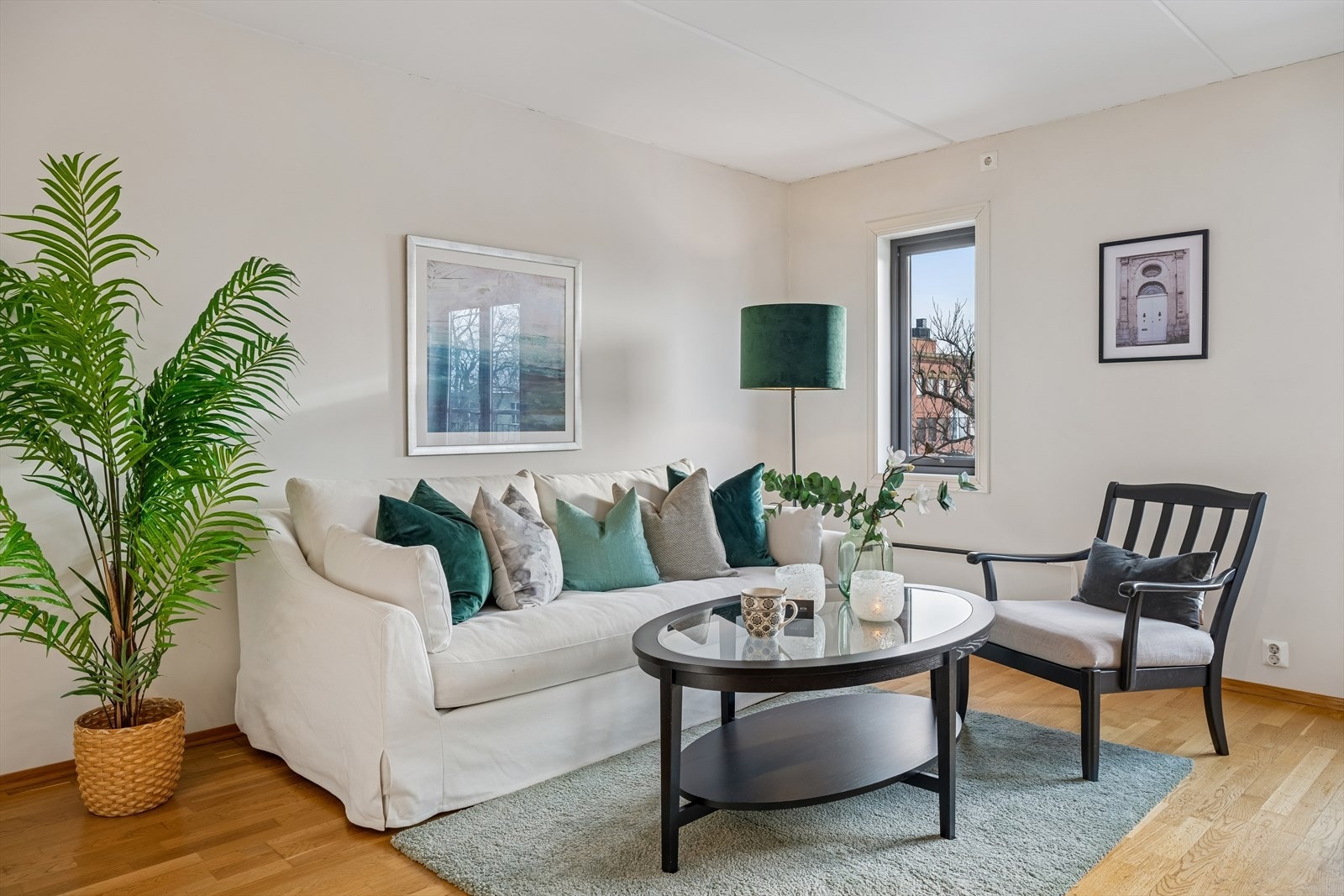 En lys og hyggelig stue uten innsyn. Galleribilde