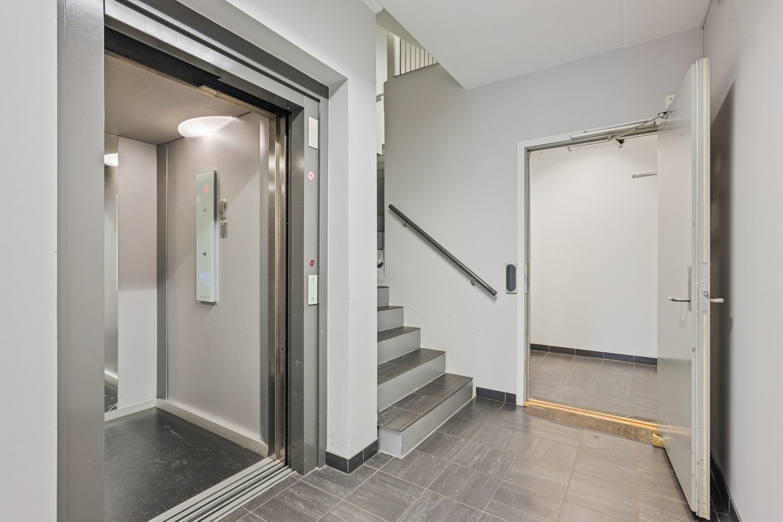 Heisadkomst til 4. etasje fra felles inngangsparti og garasjeanlegget i 1. etasje. Galleribilde