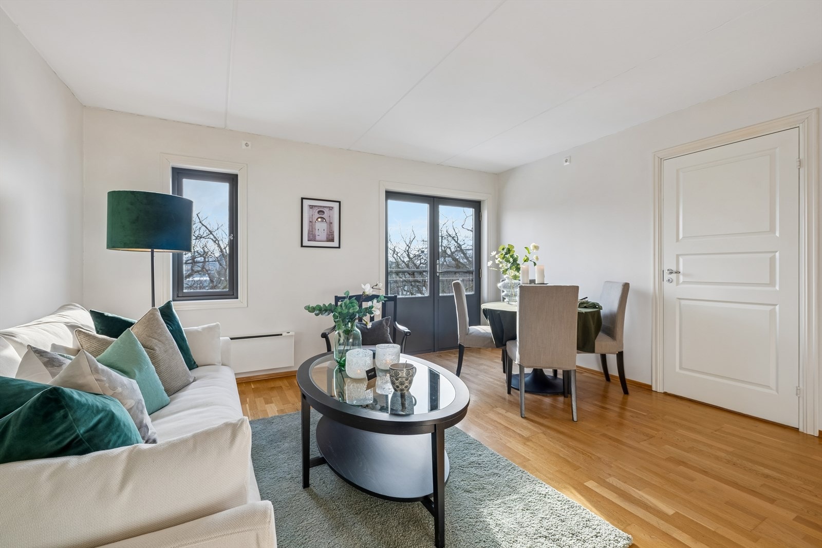 Stuen har plass til både sofagruppe og spisetue. Galleribilde