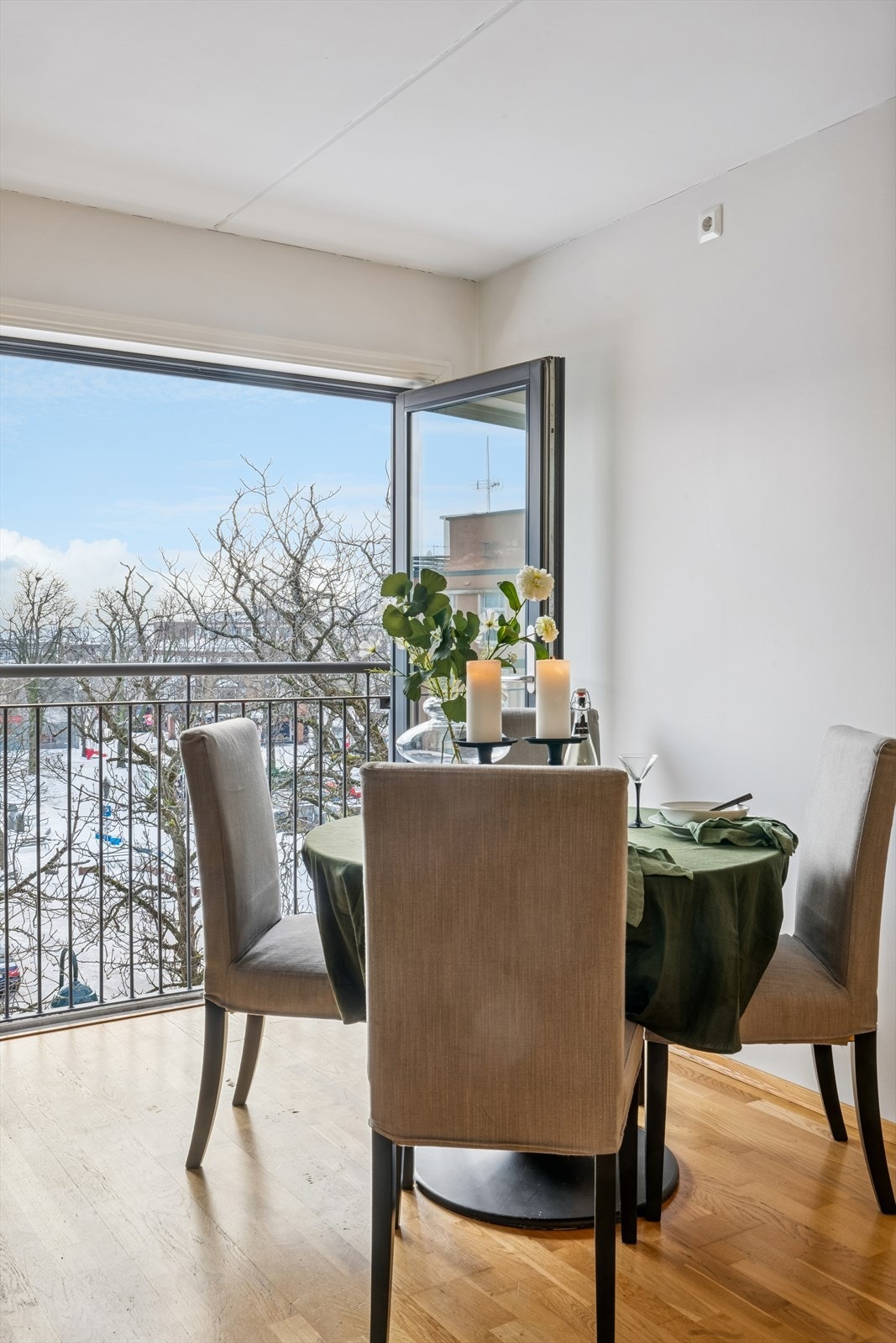 Stue med fransk balkong, hvor du kan nyte solstrålene på formiddagen. Galleribilde