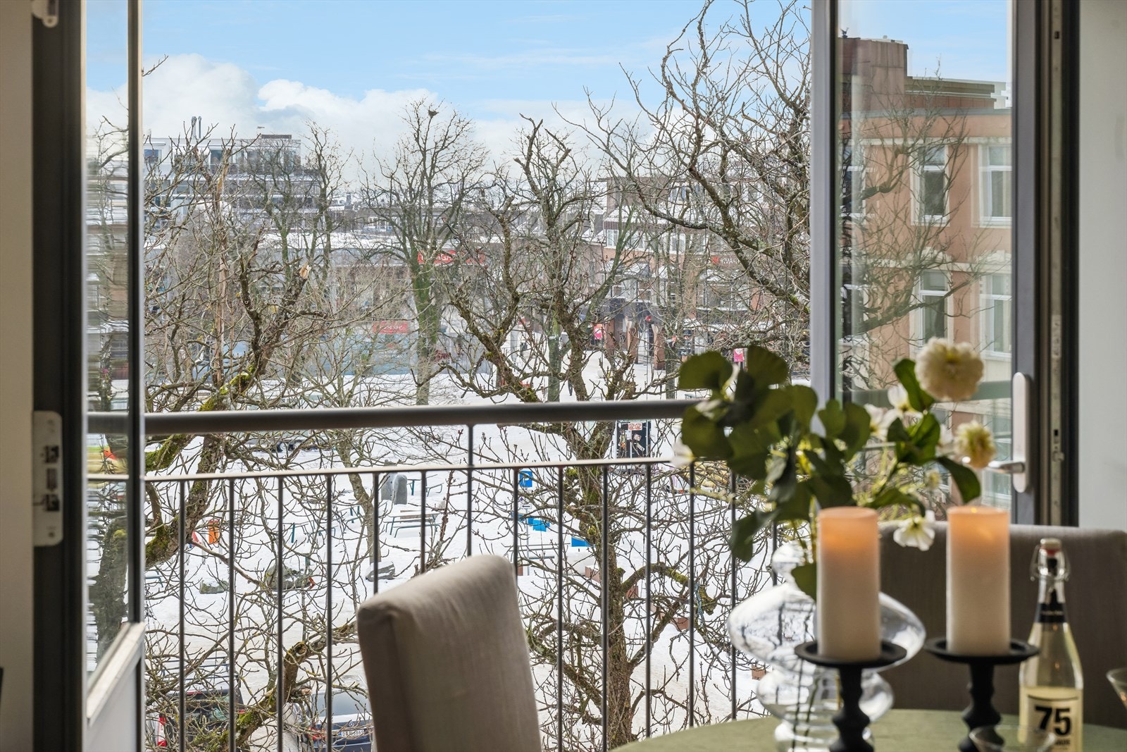 I Torvet 4A bor du med umiddelbar nærhet til alle byens fasiliteter, helt usjenert med fin utsikt til torvet. Galleribilde