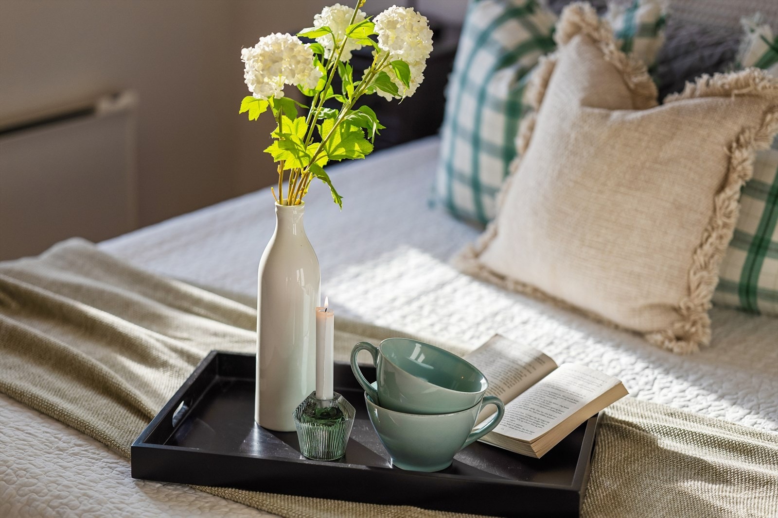 Kos på sengen. Galleribilde