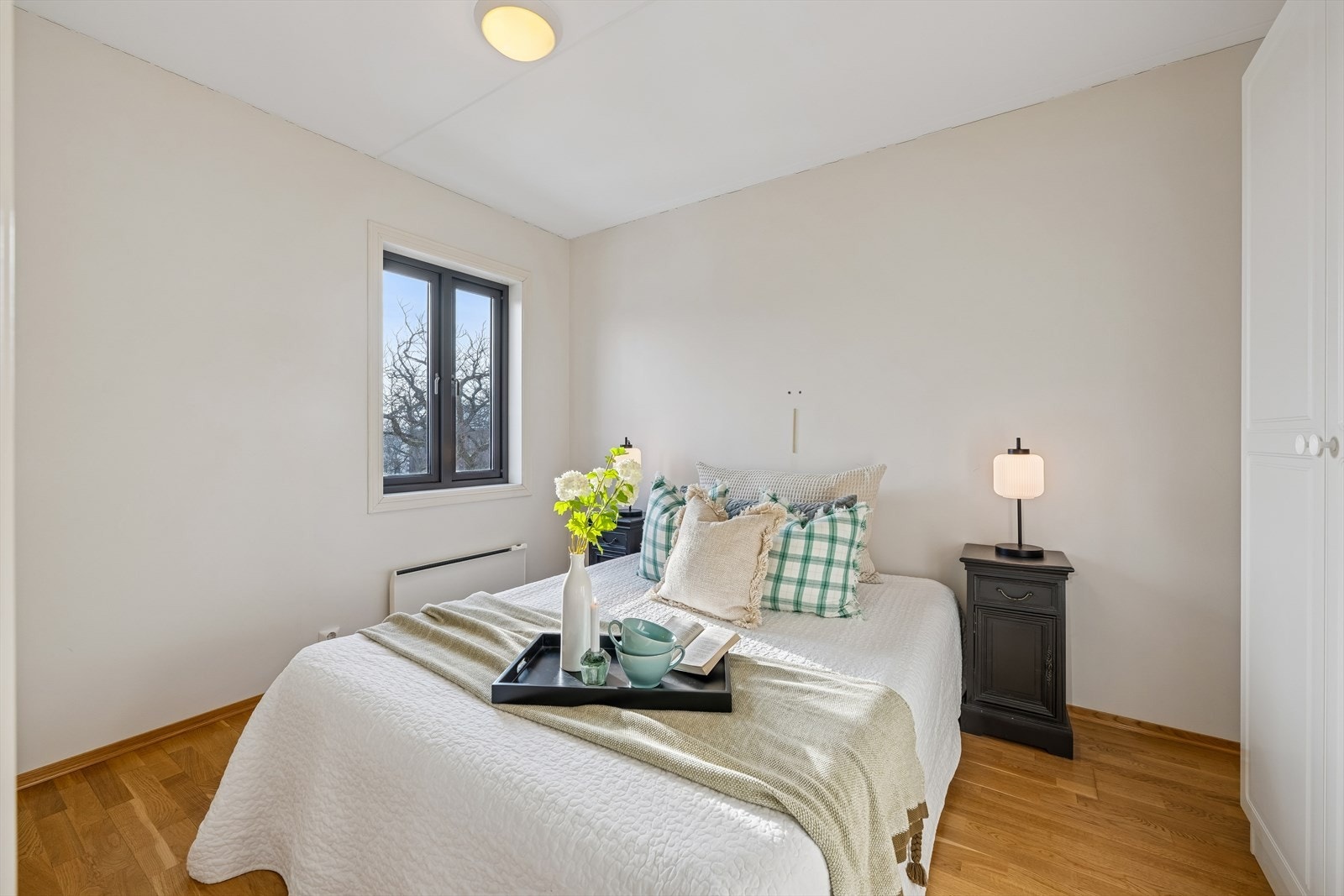 Soverom 1 med garderobeskap. Galleribilde