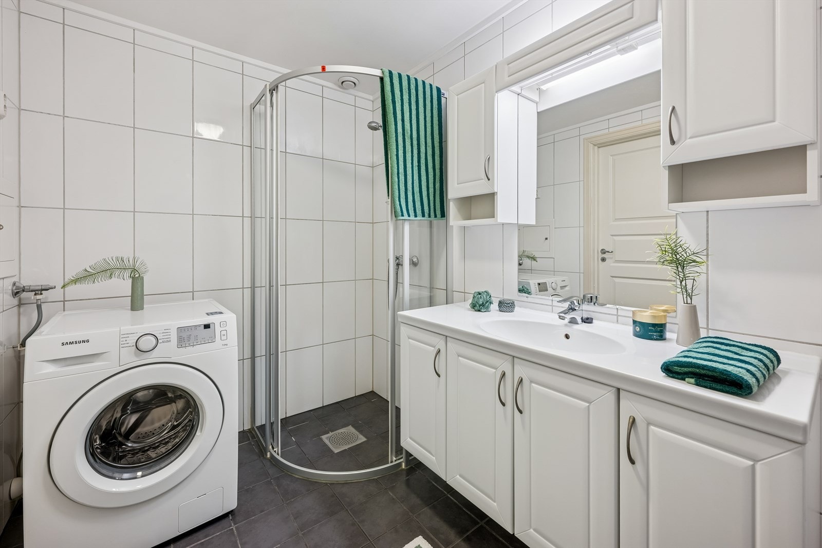 Pent flislagt baderom fra 2008 i nøytrale og tidløse farger Galleribilde