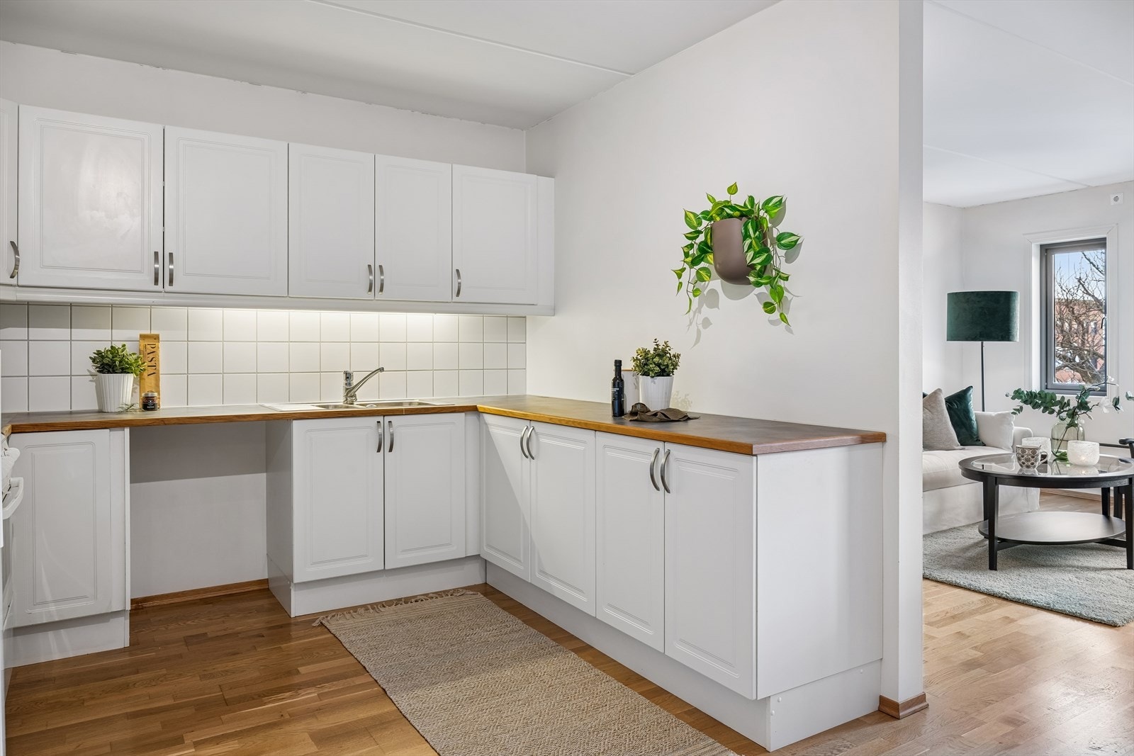 Kjøkken/stue, delt med skillevegg. Galleribilde